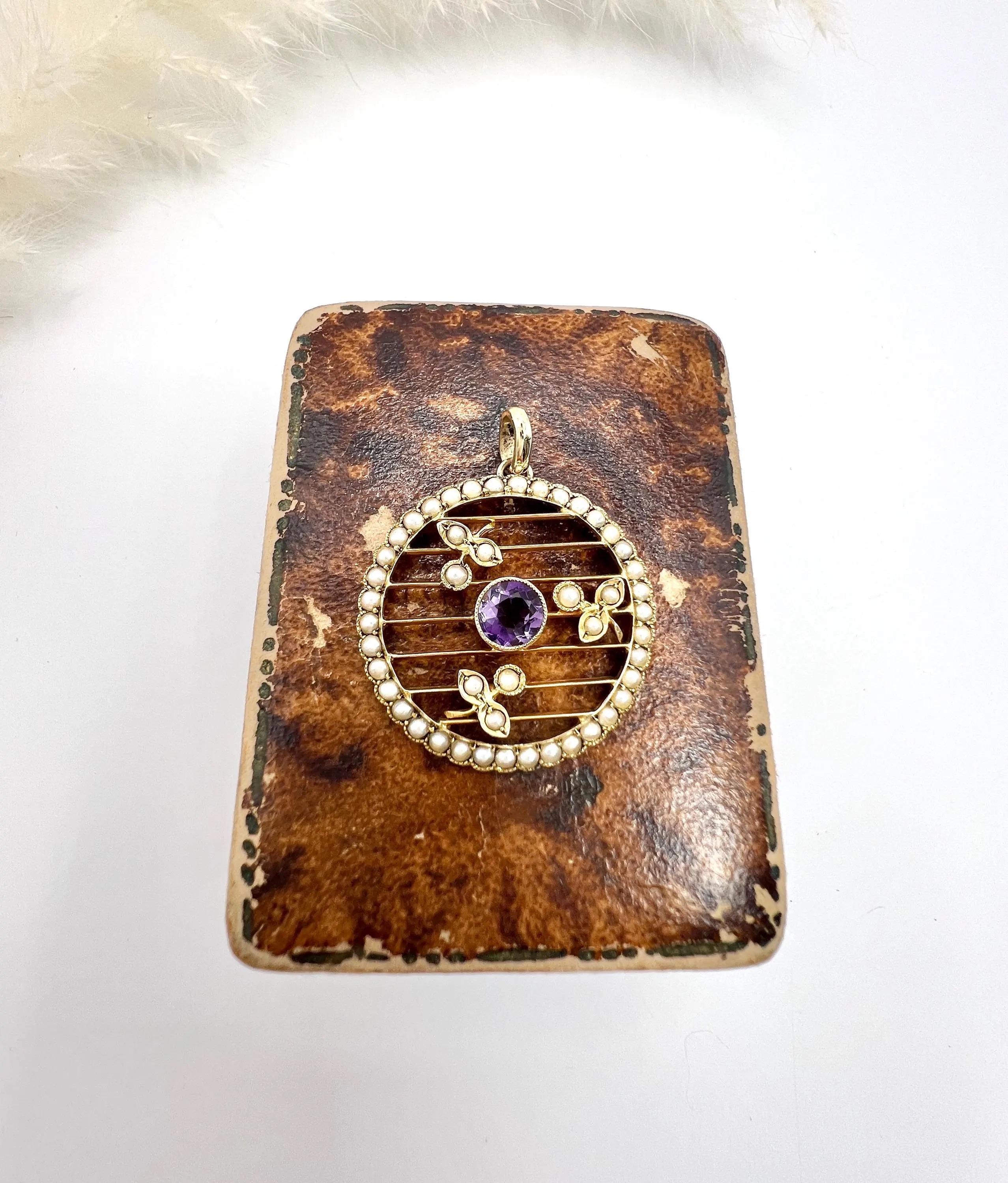 Pendentif circulaire ancien en or jaune 9 carats, améthyste édouardienne et perles de rocaille en vente 4