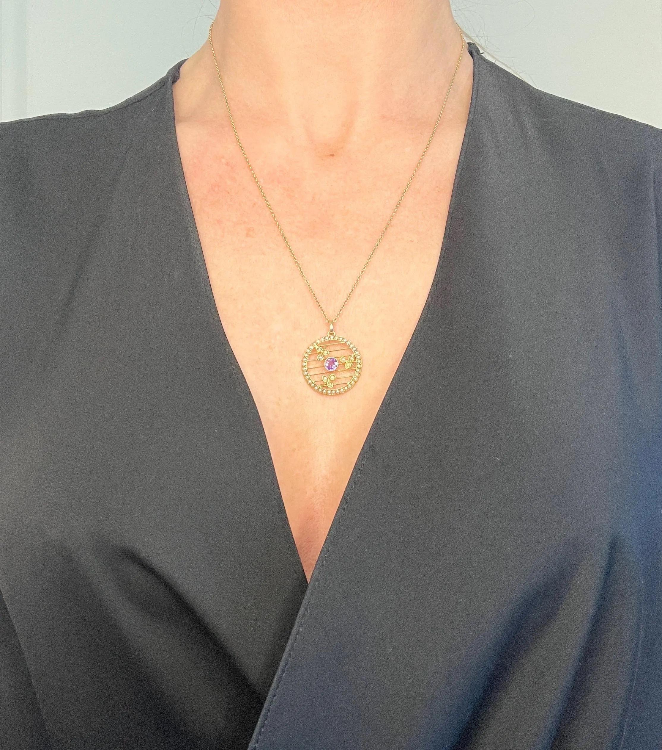 Pendentif circulaire ancien en or jaune 9 carats, améthyste édouardienne et perles de rocaille en vente 5