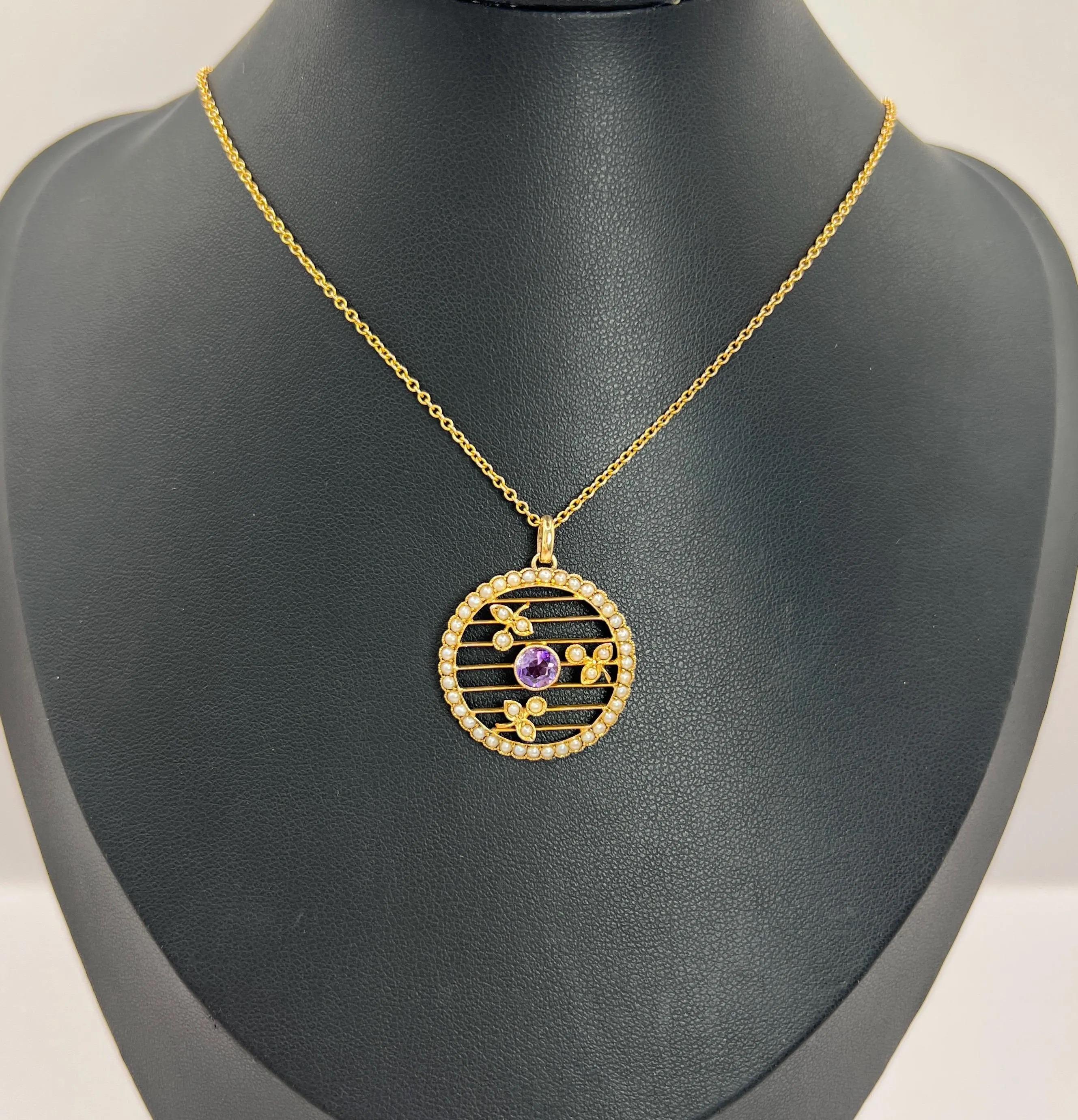 Pendentif circulaire ancien en or jaune 9 carats, améthyste édouardienne et perles de rocaille Bon état - En vente à Brighton, GB