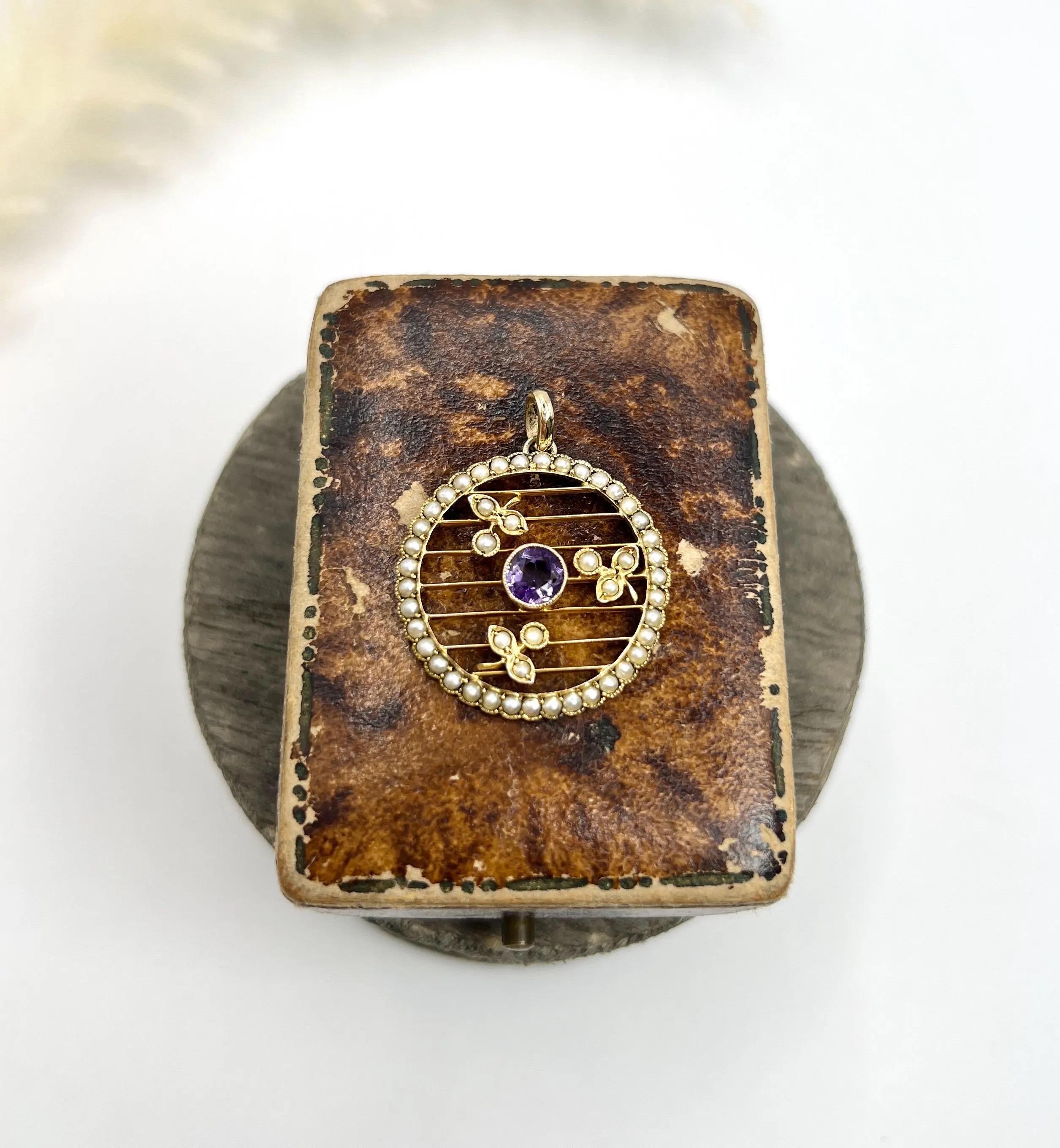 Pendentif circulaire ancien en or jaune 9 carats, améthyste édouardienne et perles de rocaille Unisexe en vente