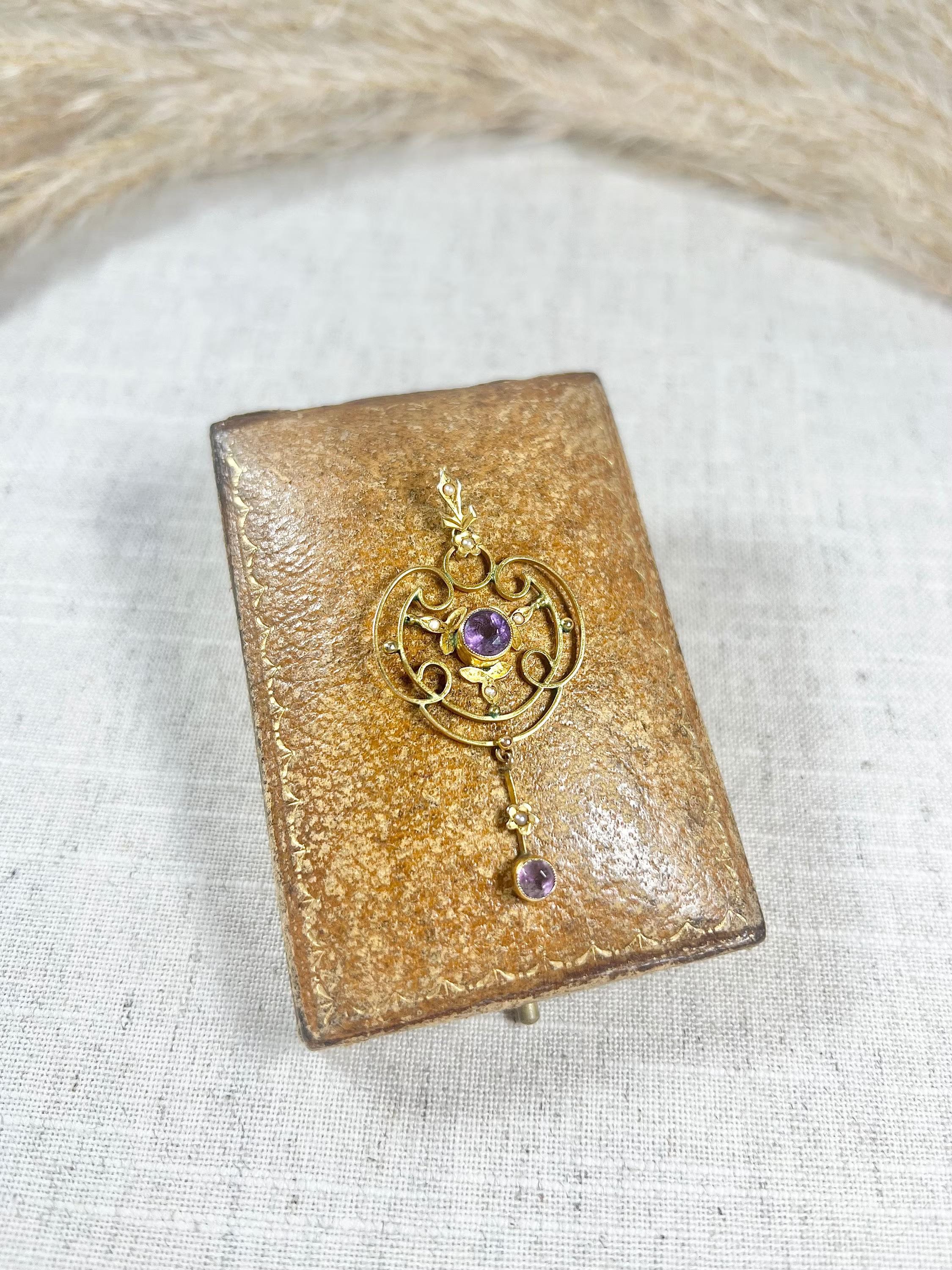 Antique 9ct Yellow Gold Edwardian Amethyst & Seed Pearl Pendant In Good Condition For Sale In Brighton, GB