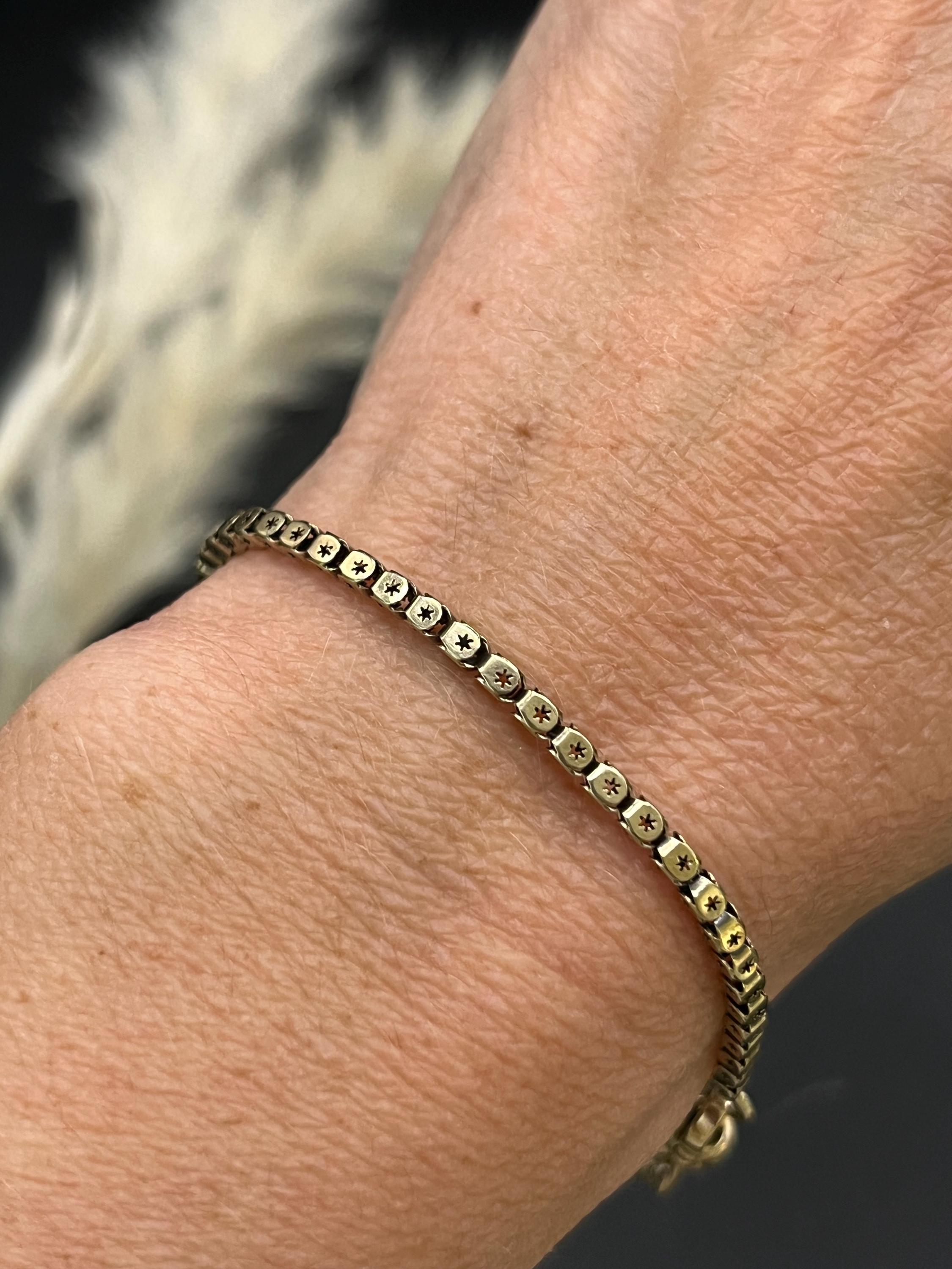 Pulsera antigua de eslabones de fantasía 

Oro de 9 ct 

Alrededor de 1900

Pulsera vintage de oro de 9 ct que mide aproximadamente 8¼ pulgadas de largo. Diseñado con eslabones de caja perforados por orificios en forma de estrella, que aportan una