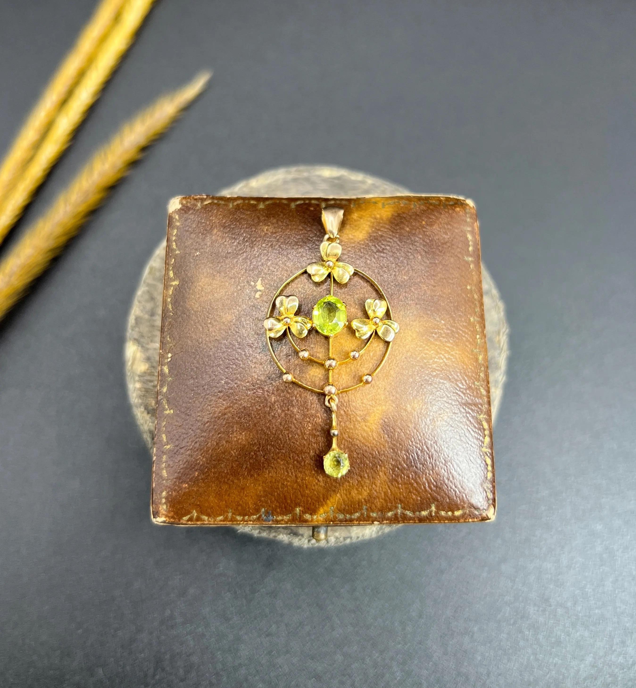 Colgante Peridoto Antiguo

Oro de 9 ct

Alrededor de 1900

* LA CADENA SE VENDE POR SEPARADO 

Este exquisito colgante eduardiano muestra un cautivador diseño circular calado, bellamente adornado con delicadas flores de oro y encantadoras bolas de