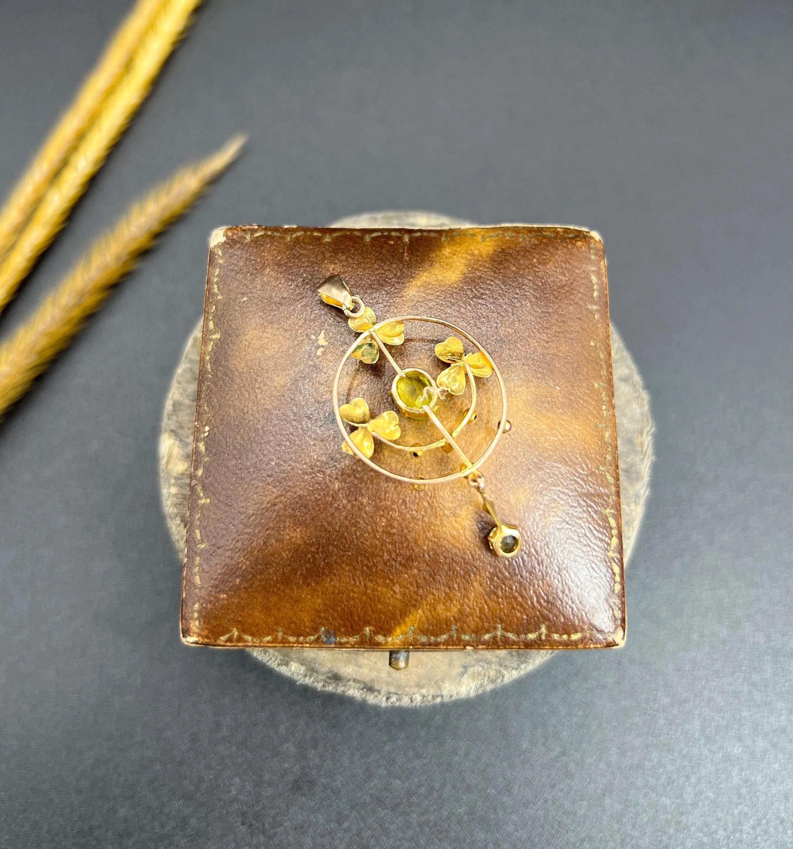 Colgante antiguo de oro amarillo de 9 ct con diseño floral eduardiano y gota de peridoto Corte oval en venta