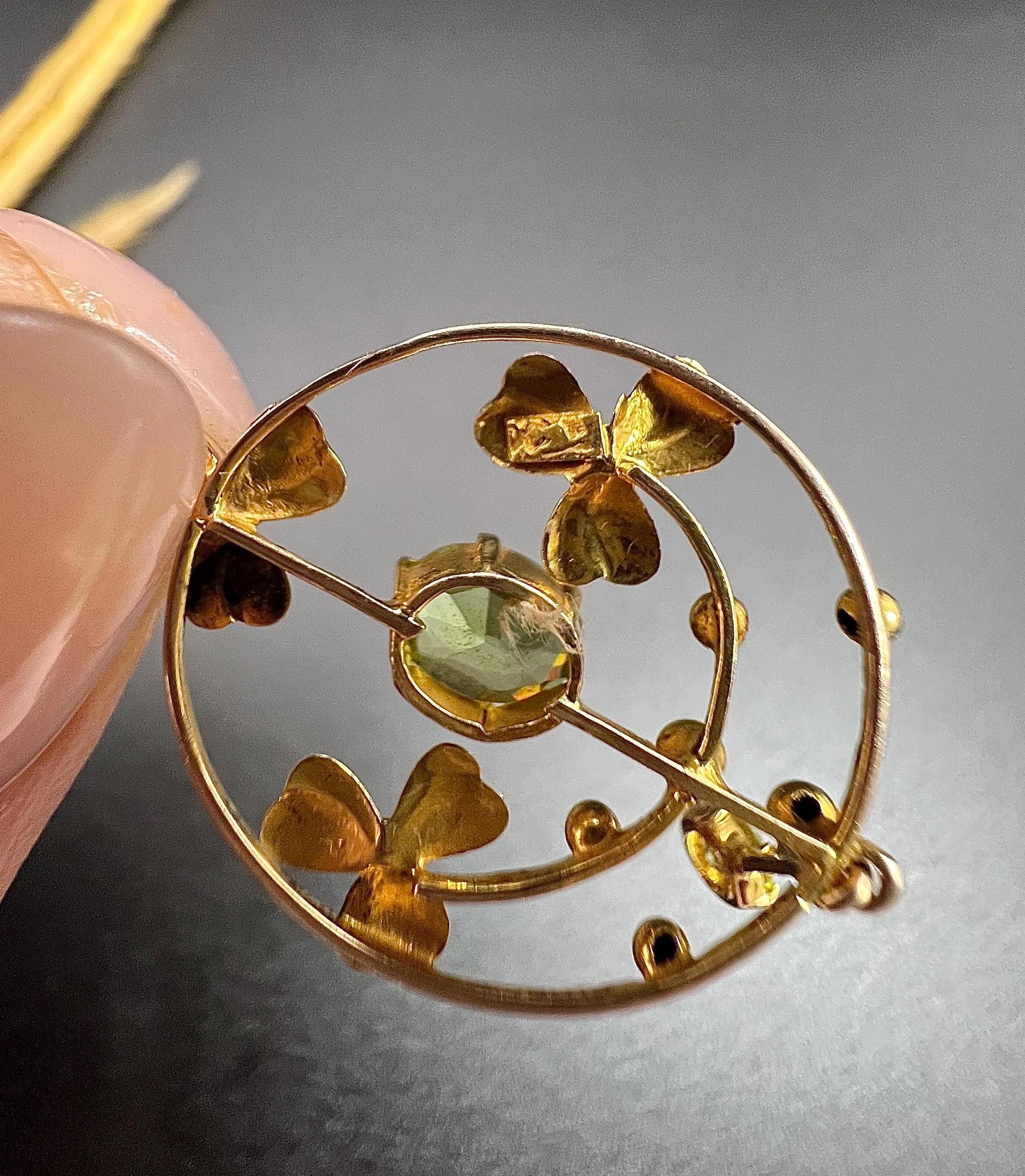Colgante antiguo de oro amarillo de 9 ct con diseño floral eduardiano y gota de peridoto en Bueno estado para la venta en Brighton, GB