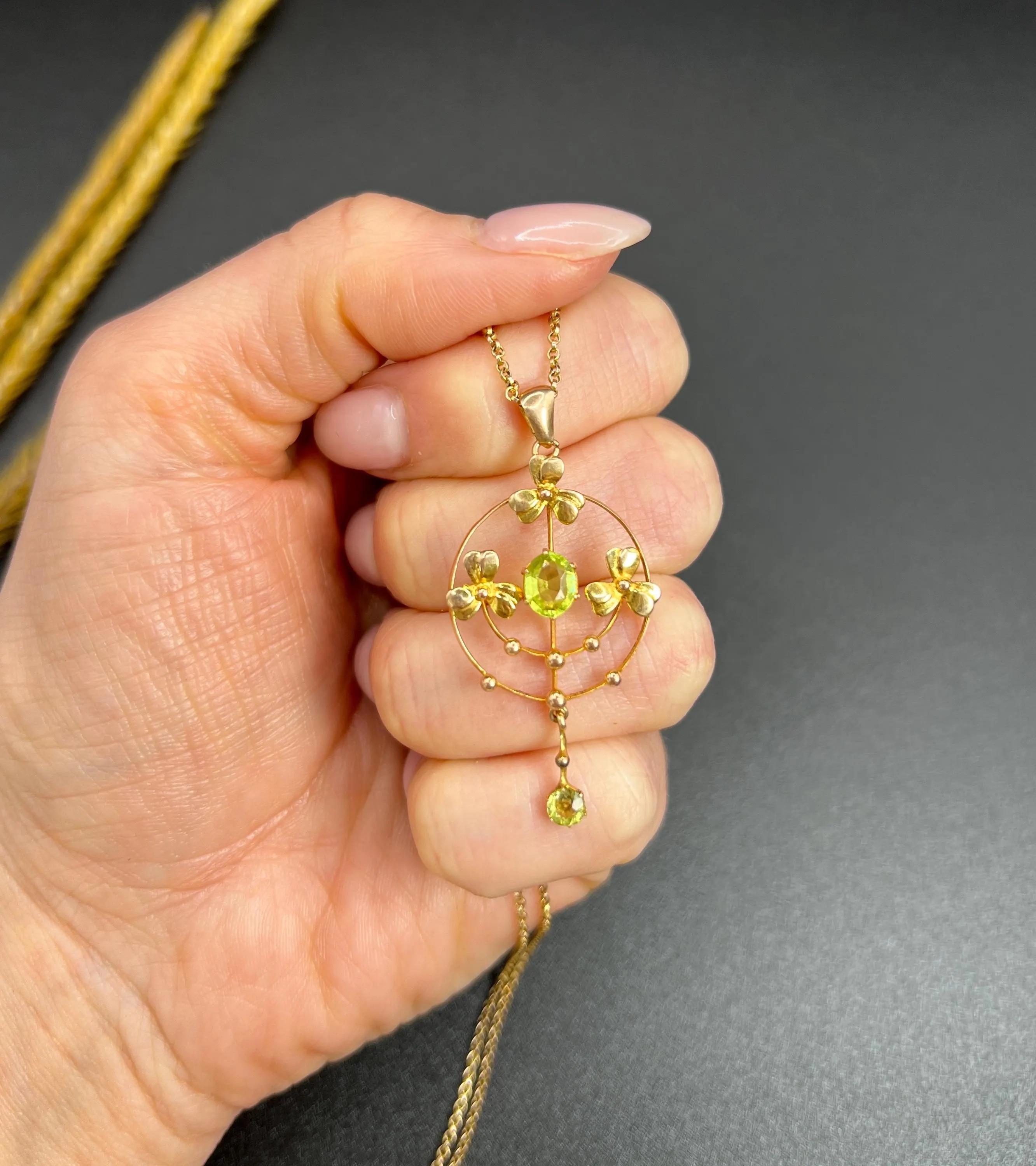 Femenino o masculino Colgante antiguo de oro amarillo de 9 ct con diseño floral eduardiano y gota de peridoto en venta