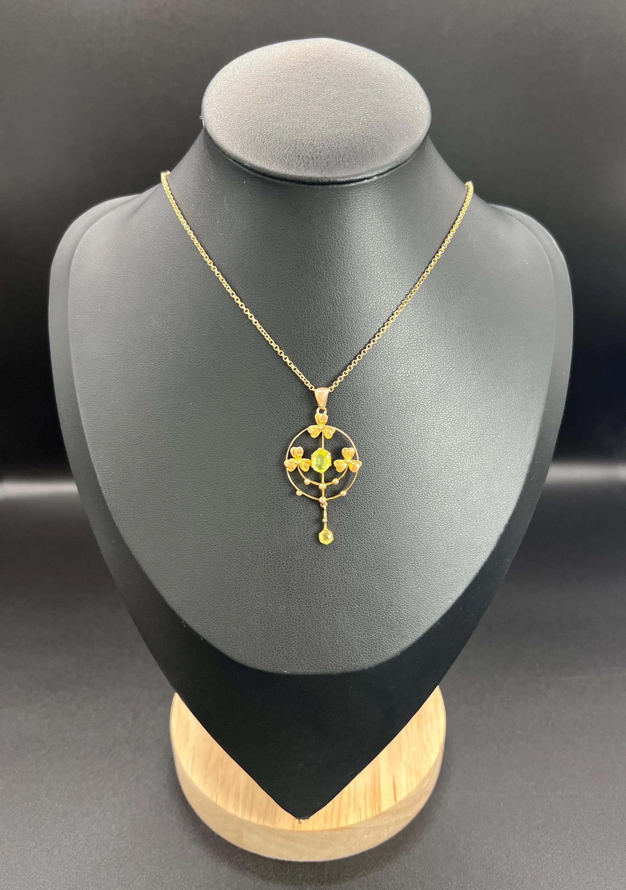 Colgante antiguo de oro amarillo de 9 ct con diseño floral eduardiano y gota de peridoto en venta 1