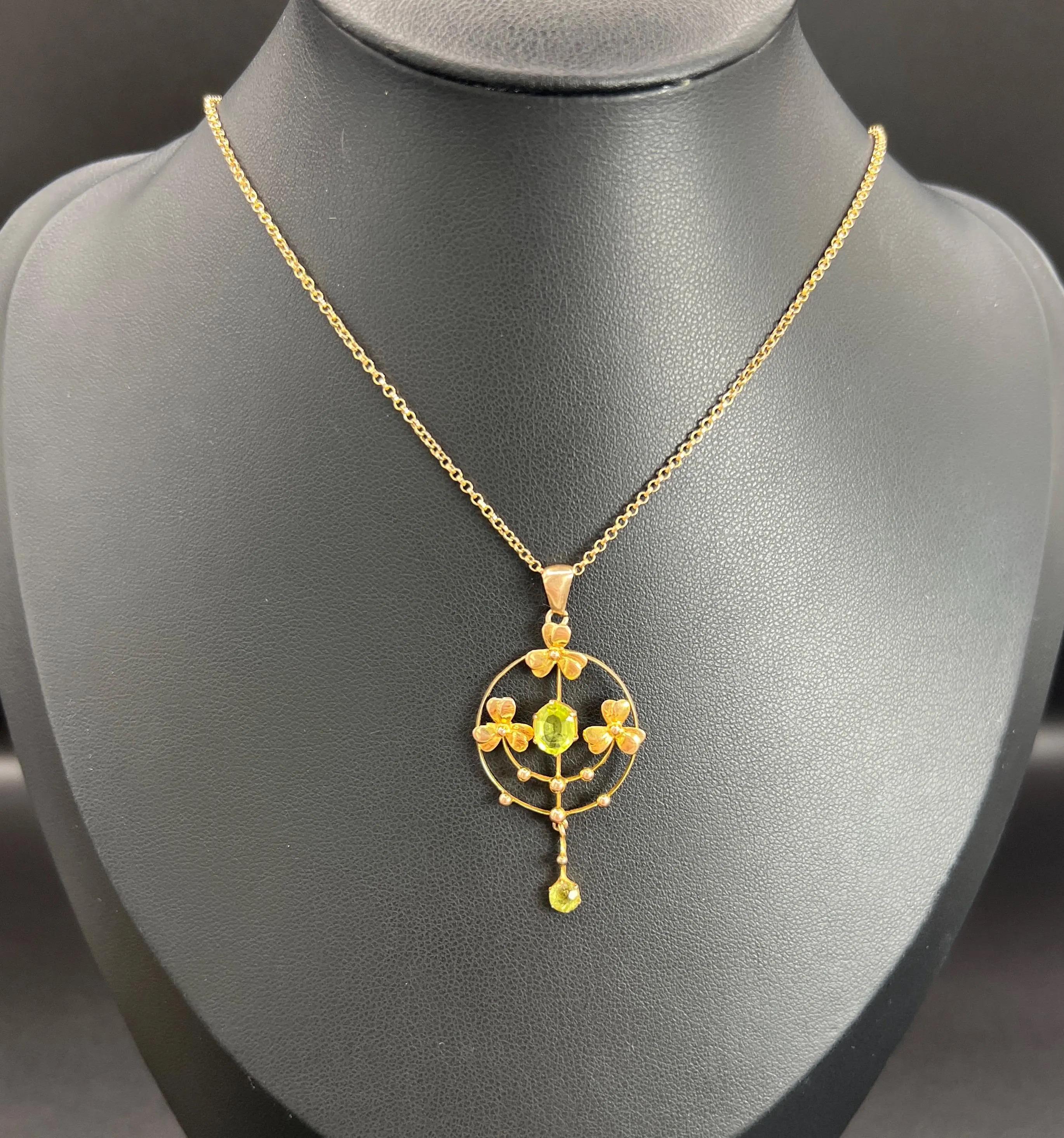 Colgante antiguo de oro amarillo de 9 ct con diseño floral eduardiano y gota de peridoto en venta 2
