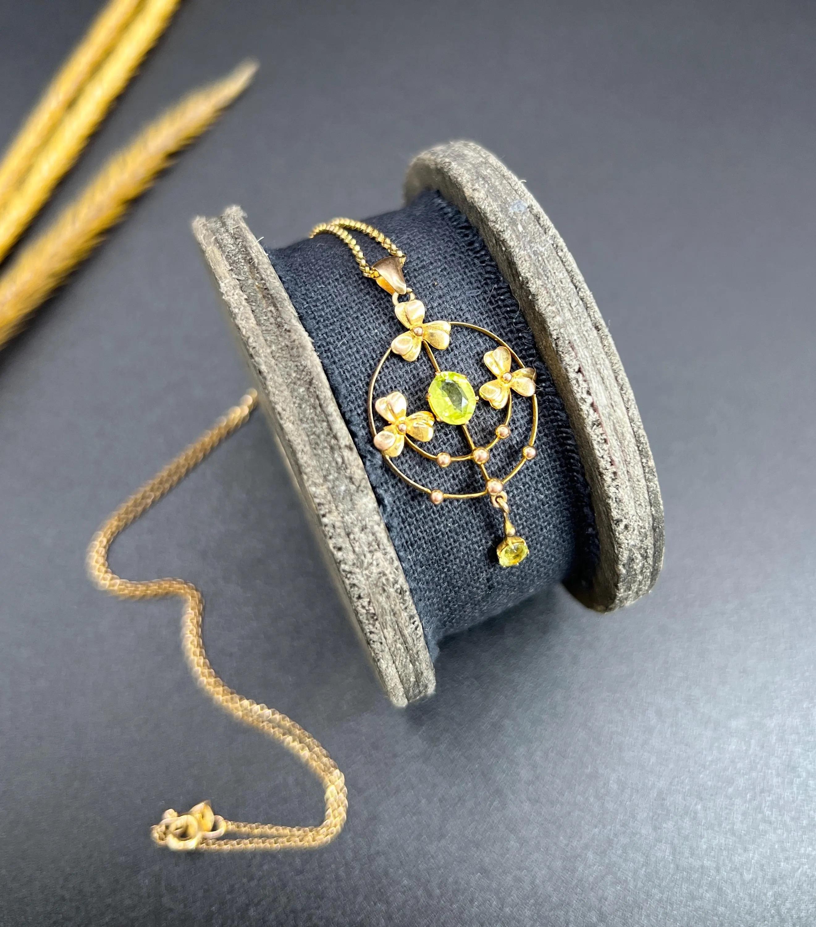Colgante antiguo de oro amarillo de 9 ct con diseño floral eduardiano y gota de peridoto en venta 3