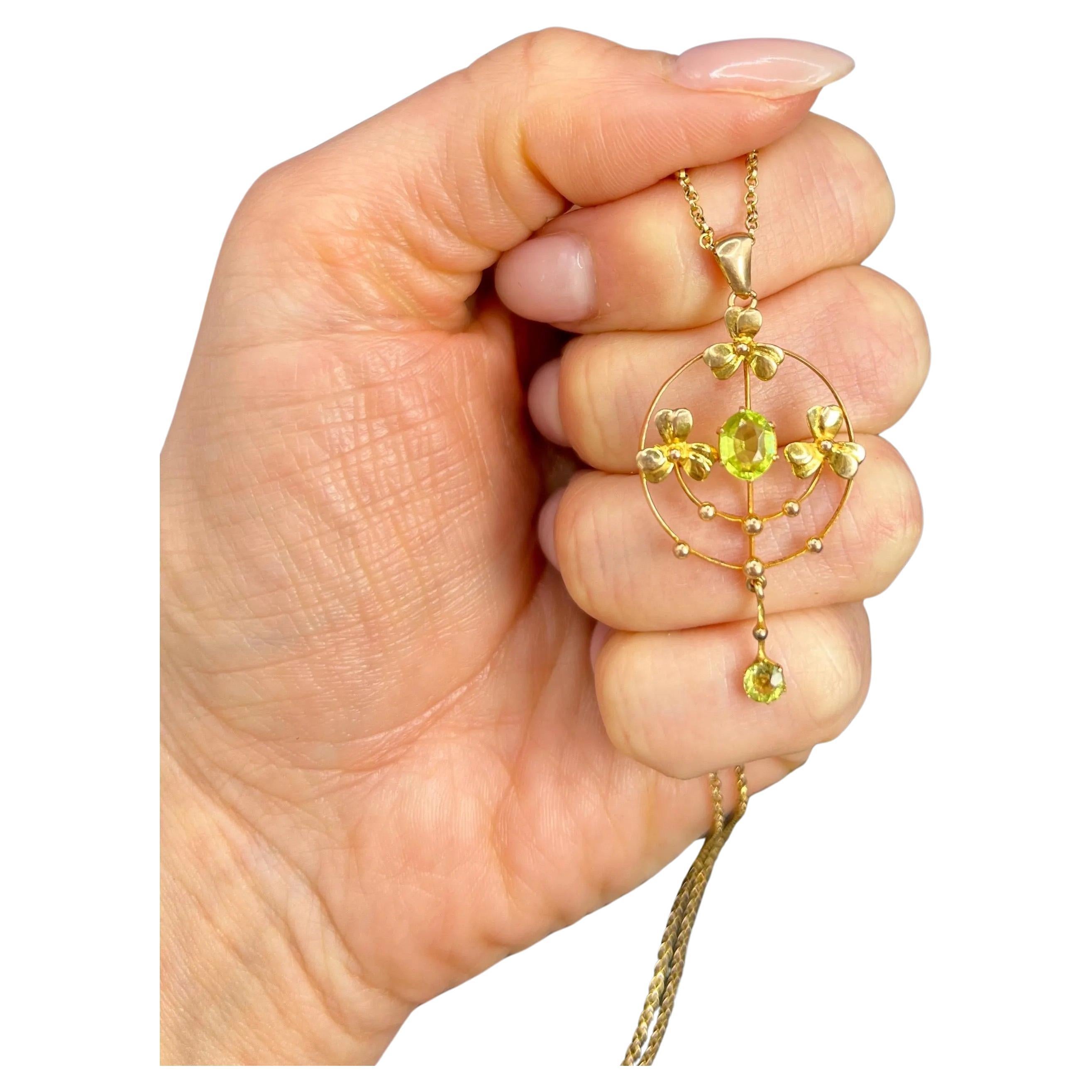 Colgante antiguo de oro amarillo de 9 ct con diseño floral eduardiano y gota de peridoto en venta