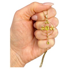 Pendentif en or jaune 9 ct ancien, Edwardien, avec design floral, en forme de goutte de péridot