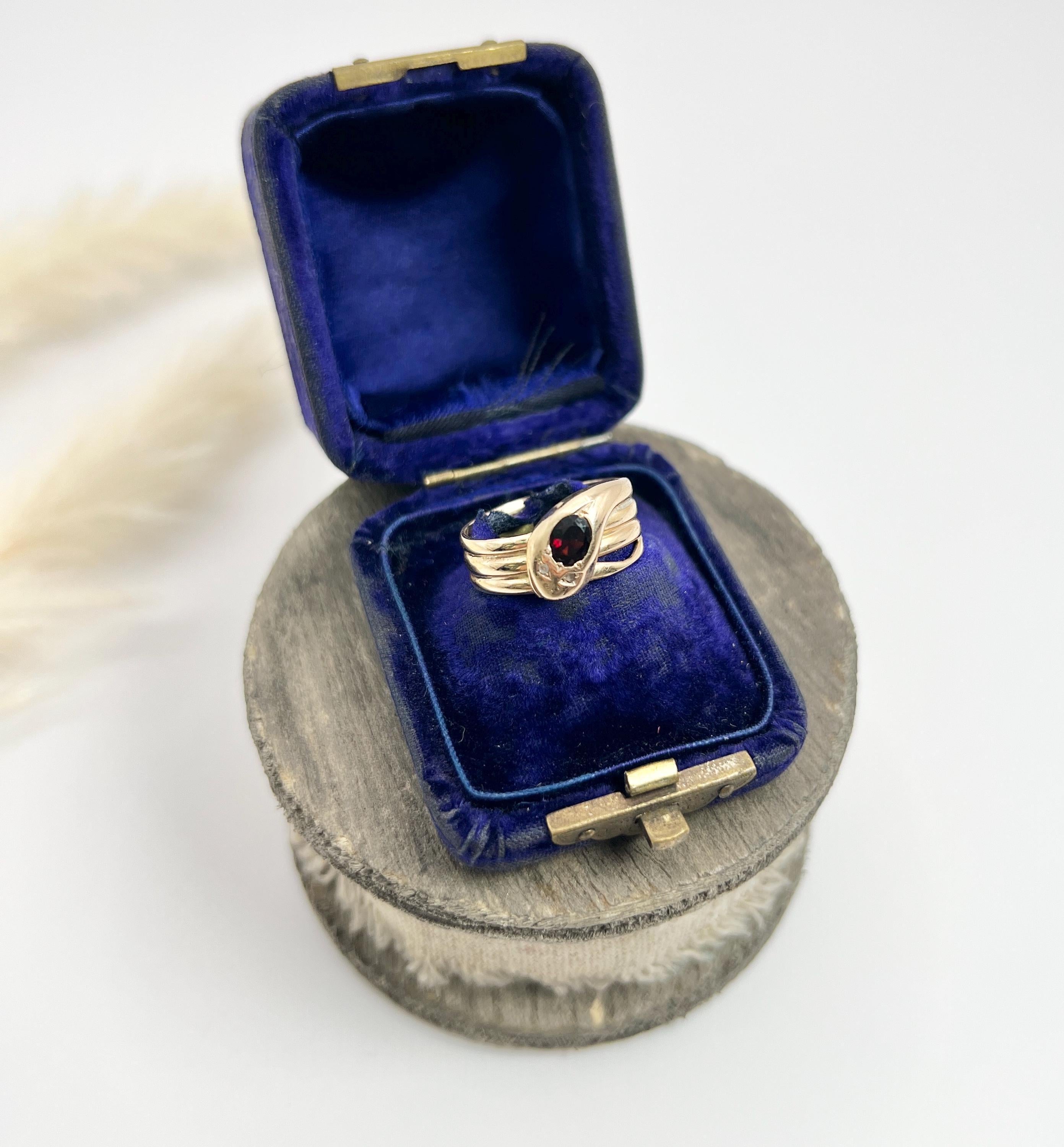 Antique Snake Ring 

9ct Gold 

Hallmarked Chester 1906

Introducing a stunning 9ct Gold Edwardian Snake Ring, a true testament to intricate design and craftsmanship. This exquisite piece features a beautifully coiled snake that elegantly wraps