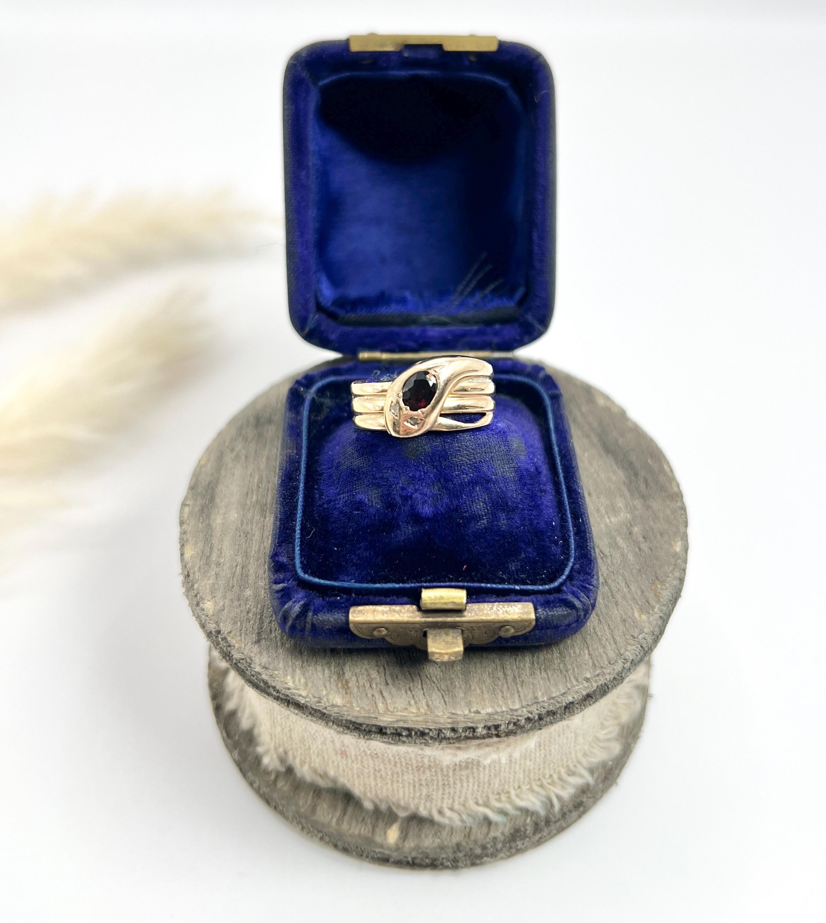 Antique 9ct Yellow Gold, Edwardian Garnet Snake Ring, Hallmarked Chester 1906 In Good Condition For Sale In Brighton, GB
