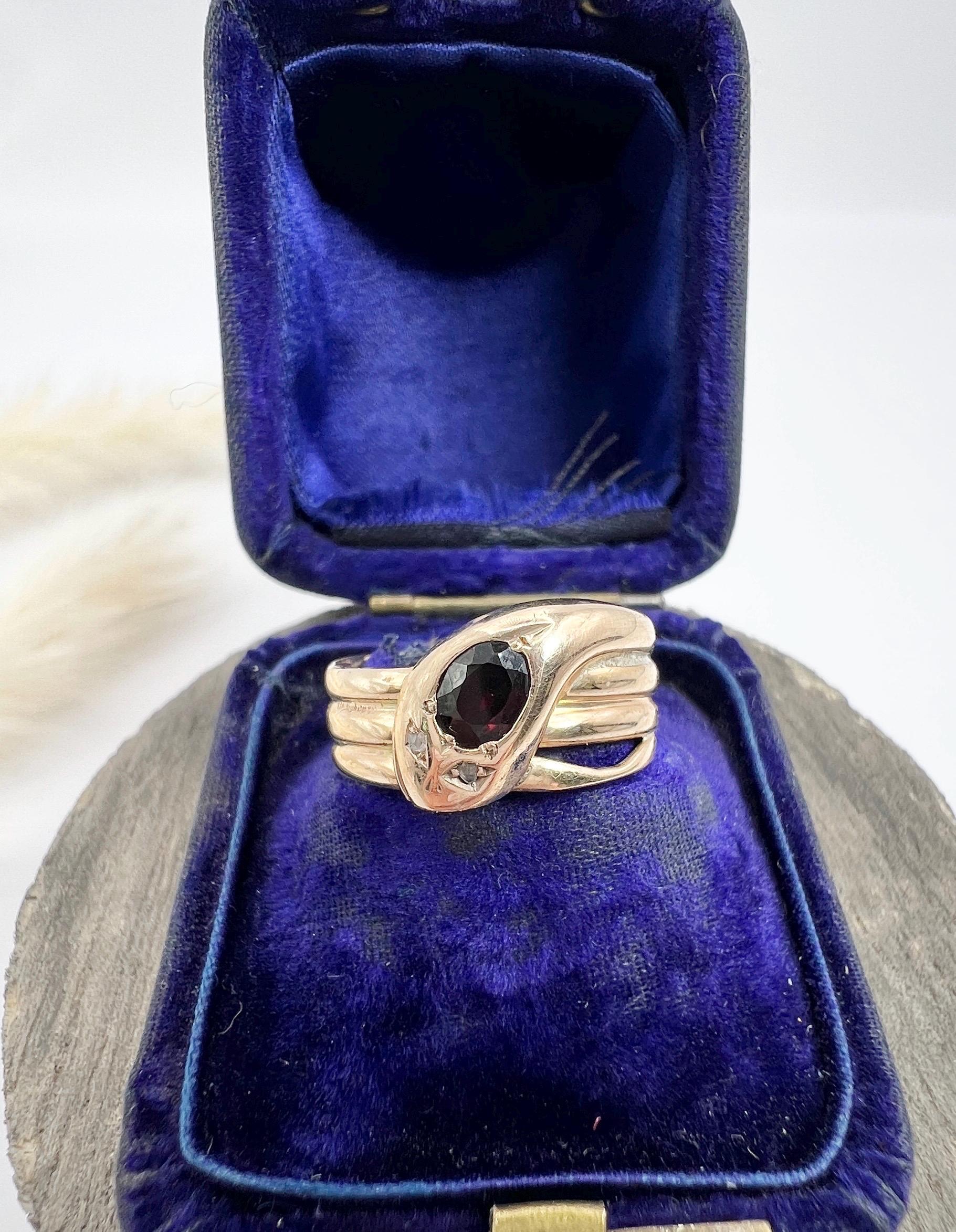 Antique 9ct Yellow Gold, Edwardian Garnet Snake Ring, Hallmarked Chester 1906 For Sale 3
