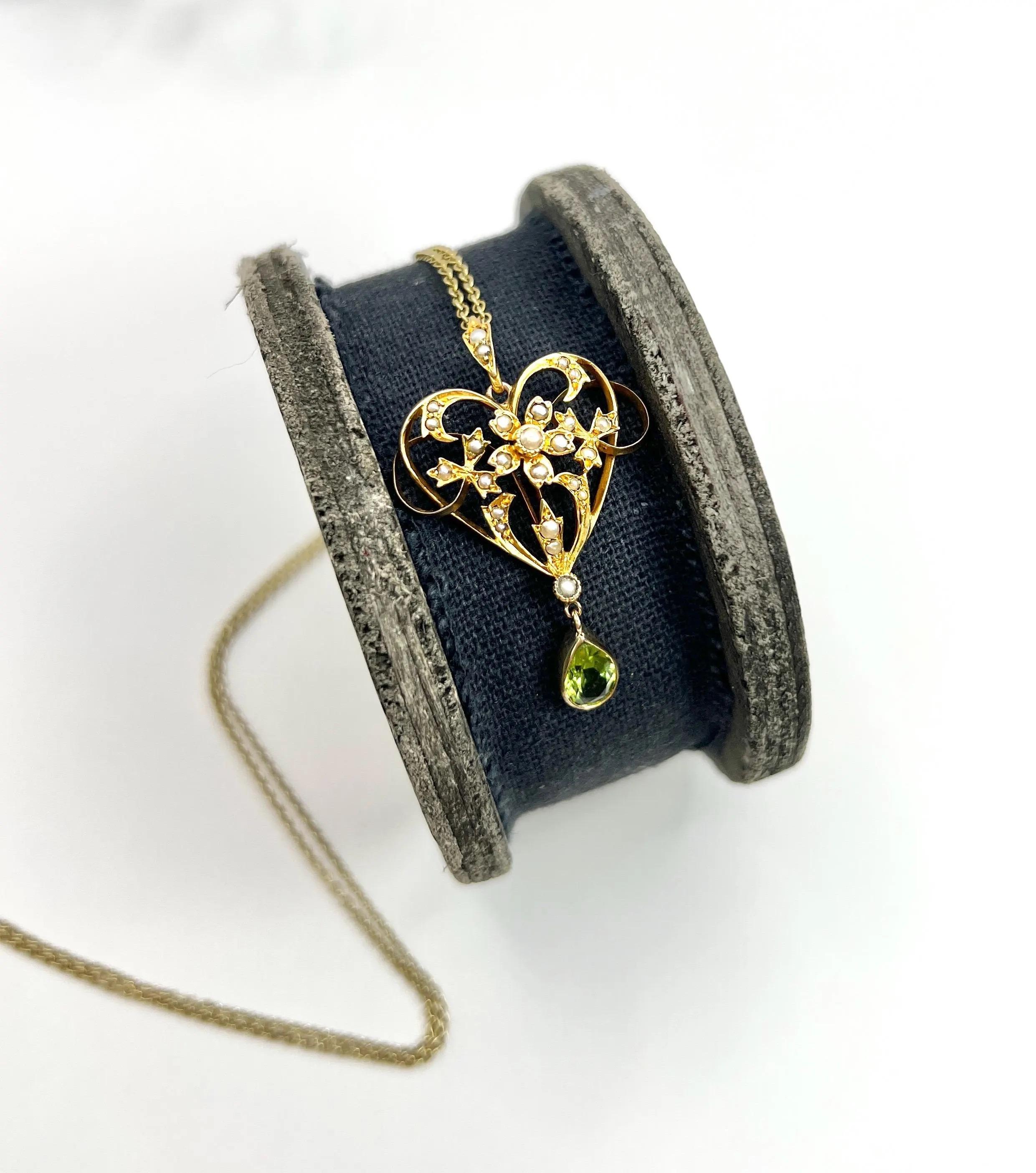 Édouardien Pendentif édouardien ancien en or jaune 9 carats, péridot en forme de cœur et perles de rocaille en vente