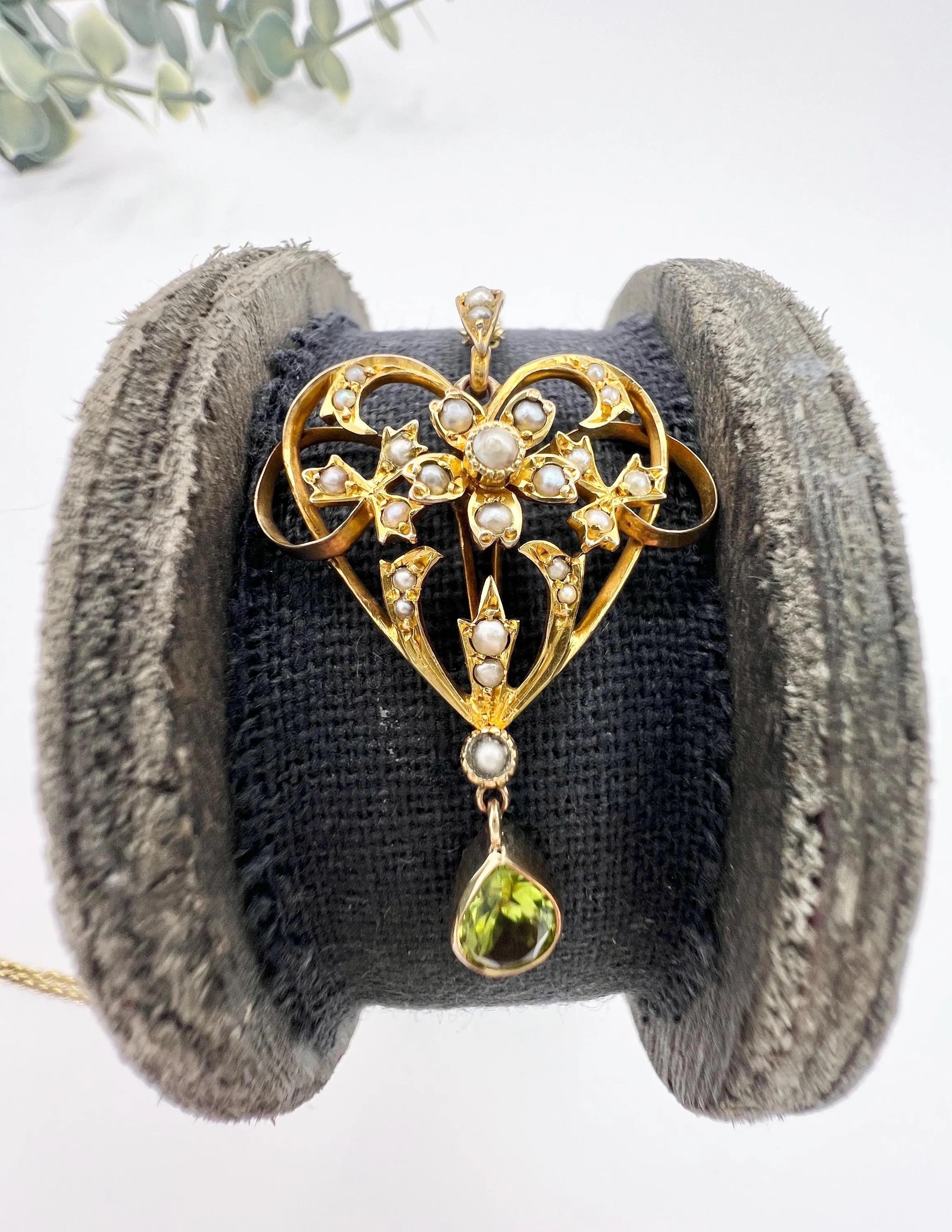 Taille poire Pendentif édouardien ancien en or jaune 9 carats, péridot en forme de cœur et perles de rocaille en vente