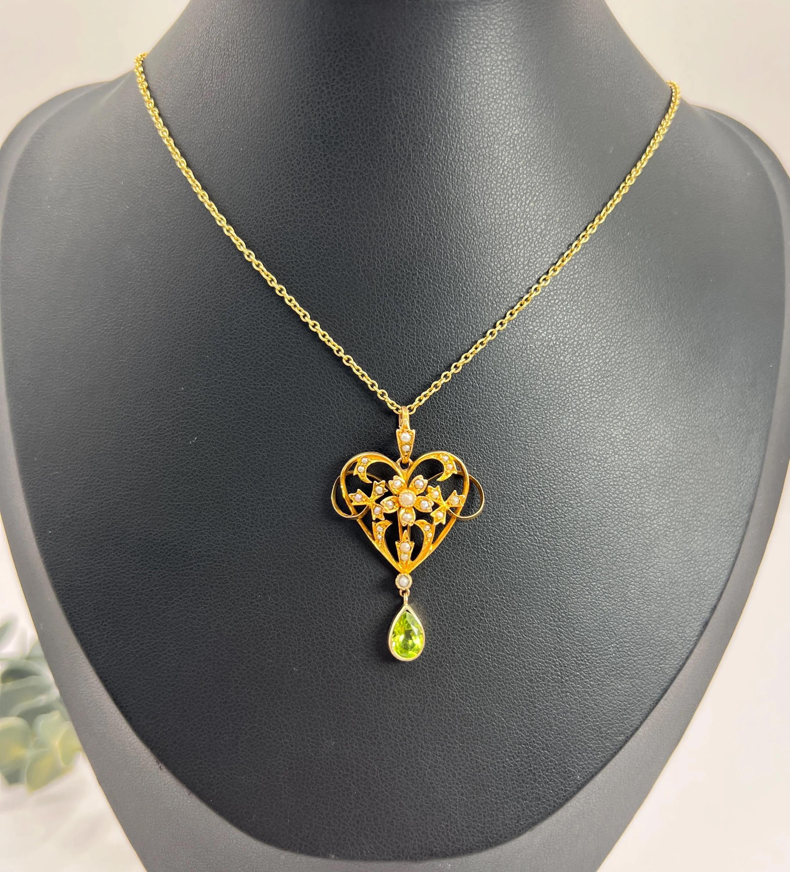 Pendentif édouardien ancien en or jaune 9 carats, péridot en forme de cœur et perles de rocaille Bon état - En vente à Brighton, GB