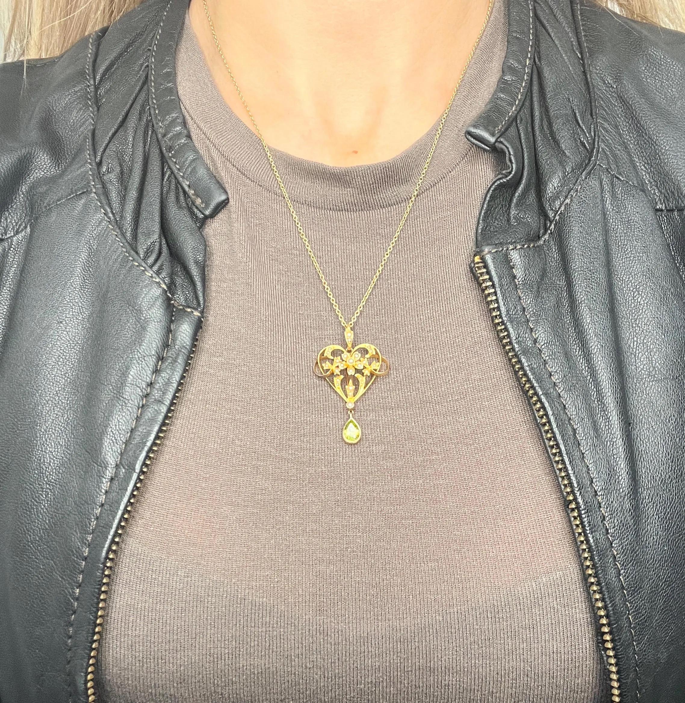 Pendentif édouardien ancien en or jaune 9 carats, péridot en forme de cœur et perles de rocaille Unisexe en vente