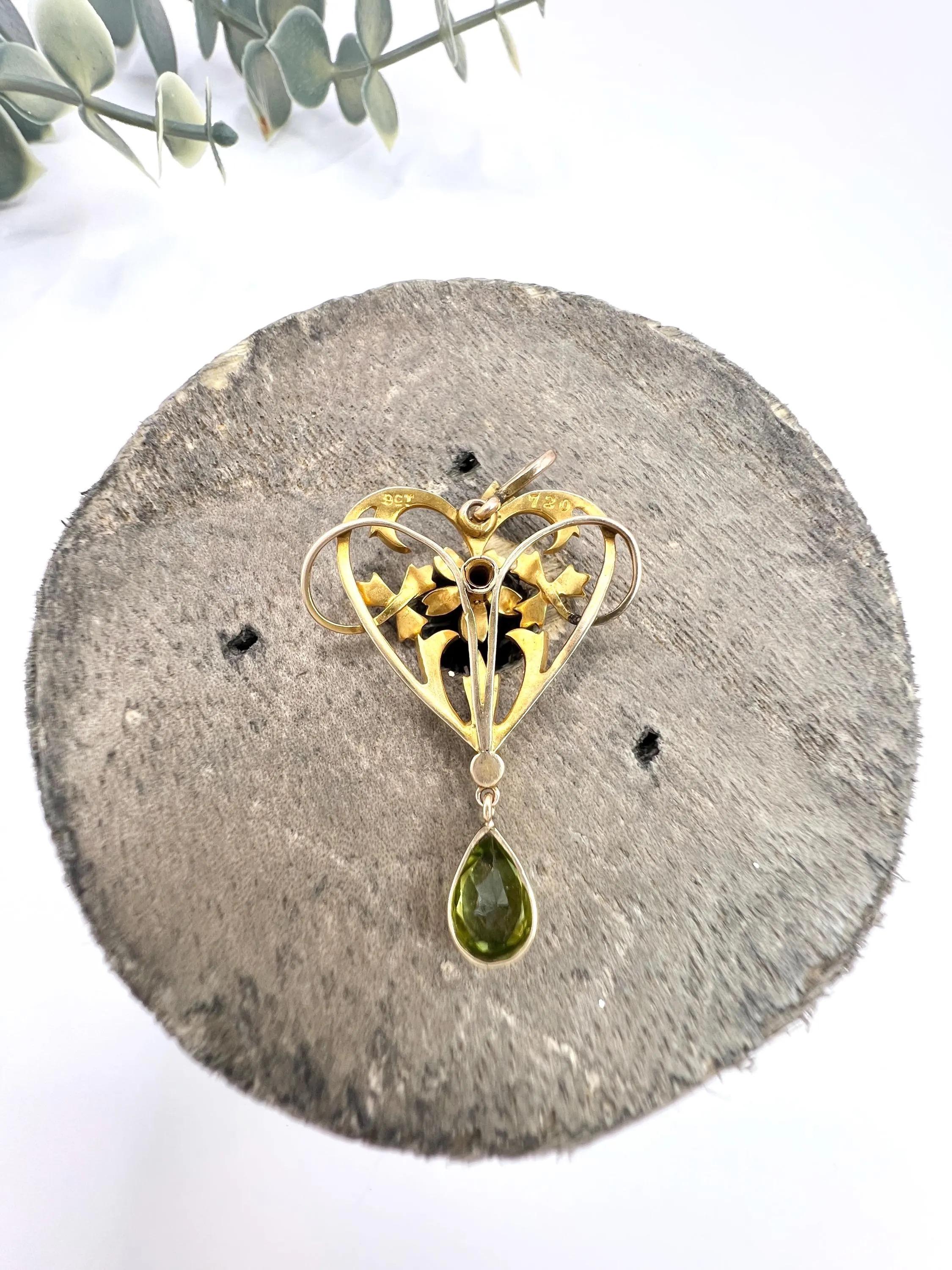 Pendentif édouardien ancien en or jaune 9 carats, péridot en forme de cœur et perles de rocaille en vente 1
