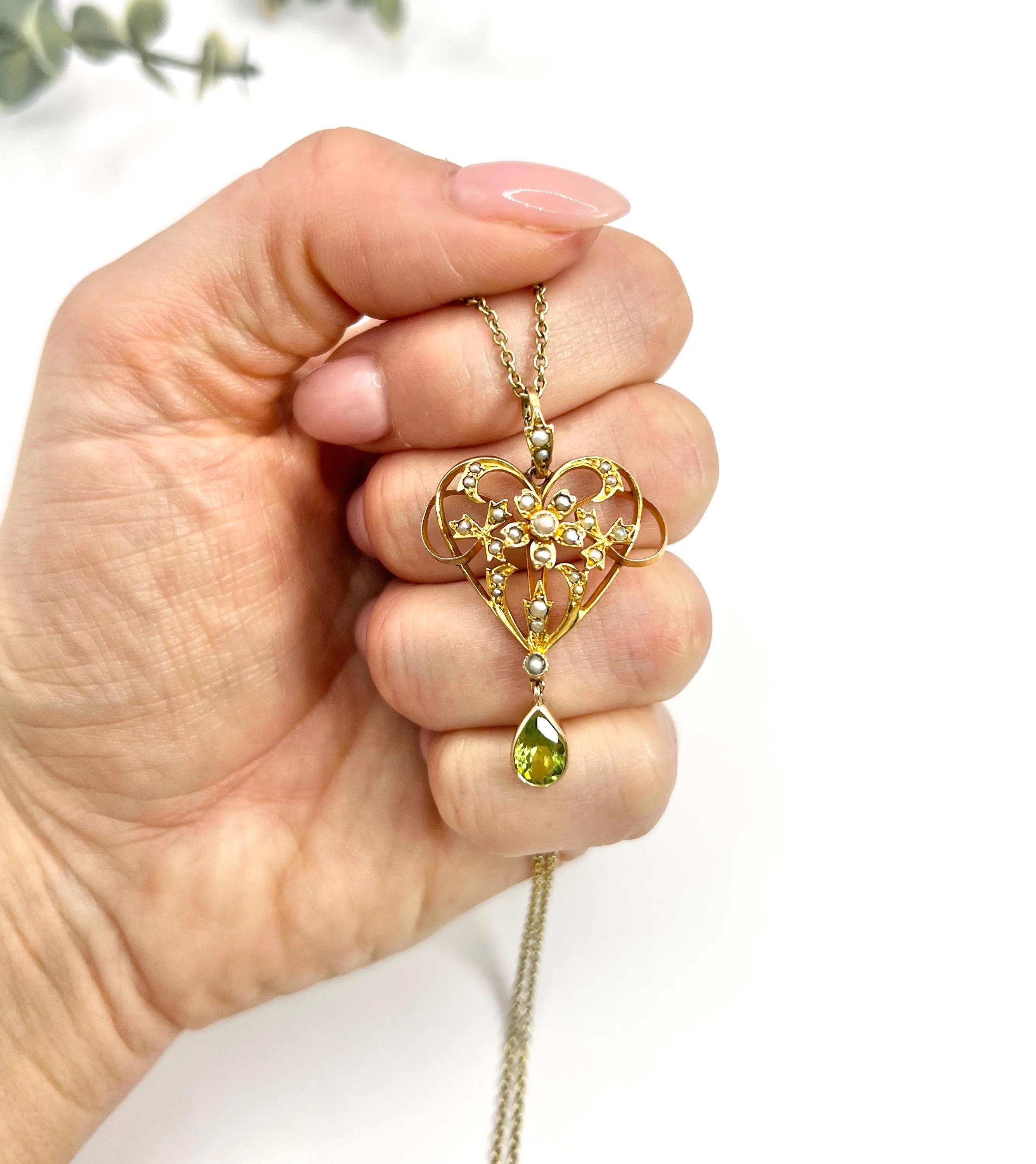 Pendentif édouardien ancien en or jaune 9 carats, péridot en forme de cœur et perles de rocaille en vente 2