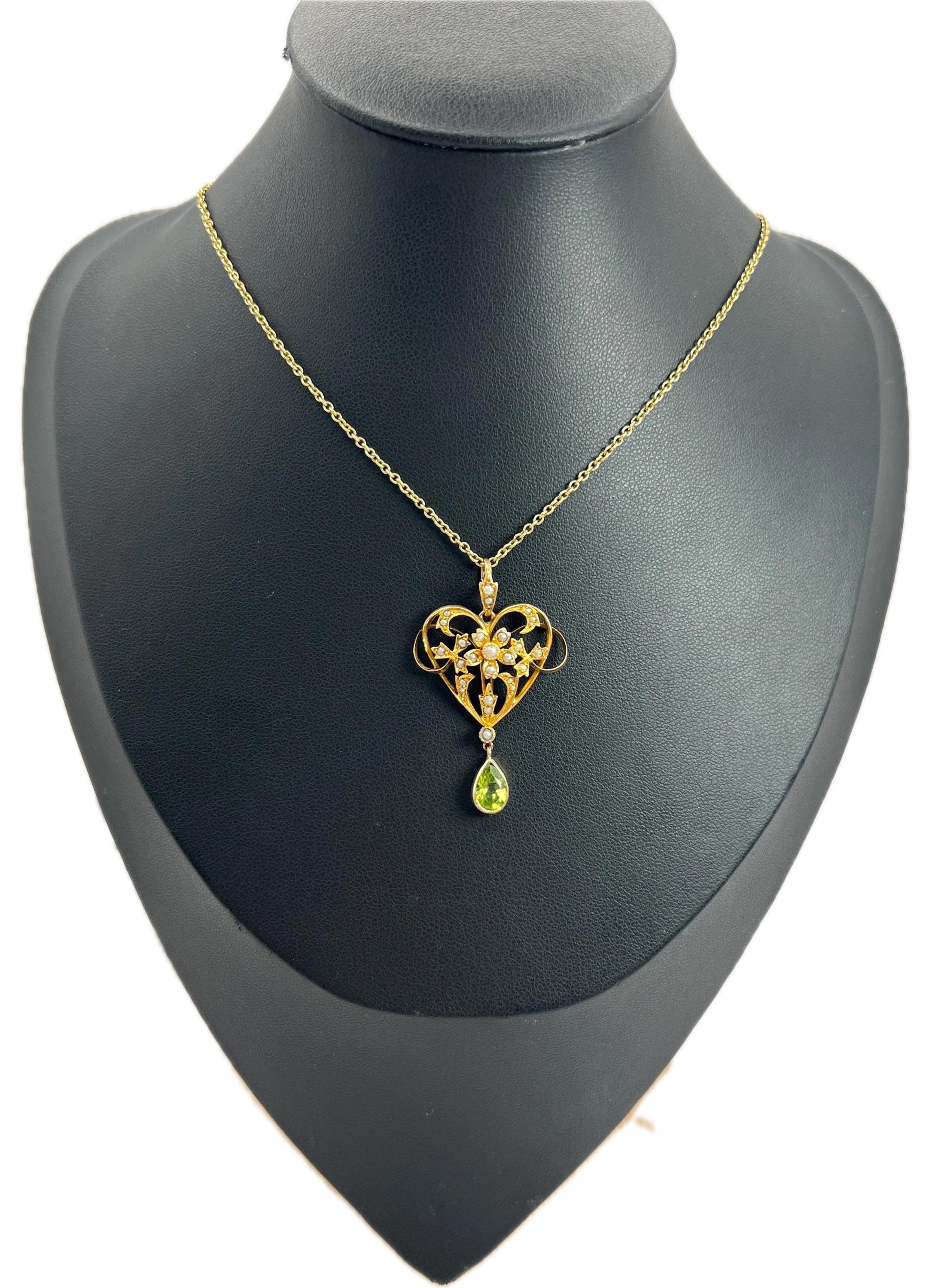 Pendentif édouardien ancien en or jaune 9 carats, péridot en forme de cœur et perles de rocaille en vente 3
