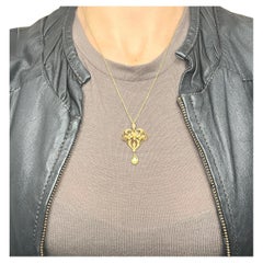 Antiguo colgante eduardiano de oro amarillo de 9 ct con forma de corazón de peridoto y perlas de collar