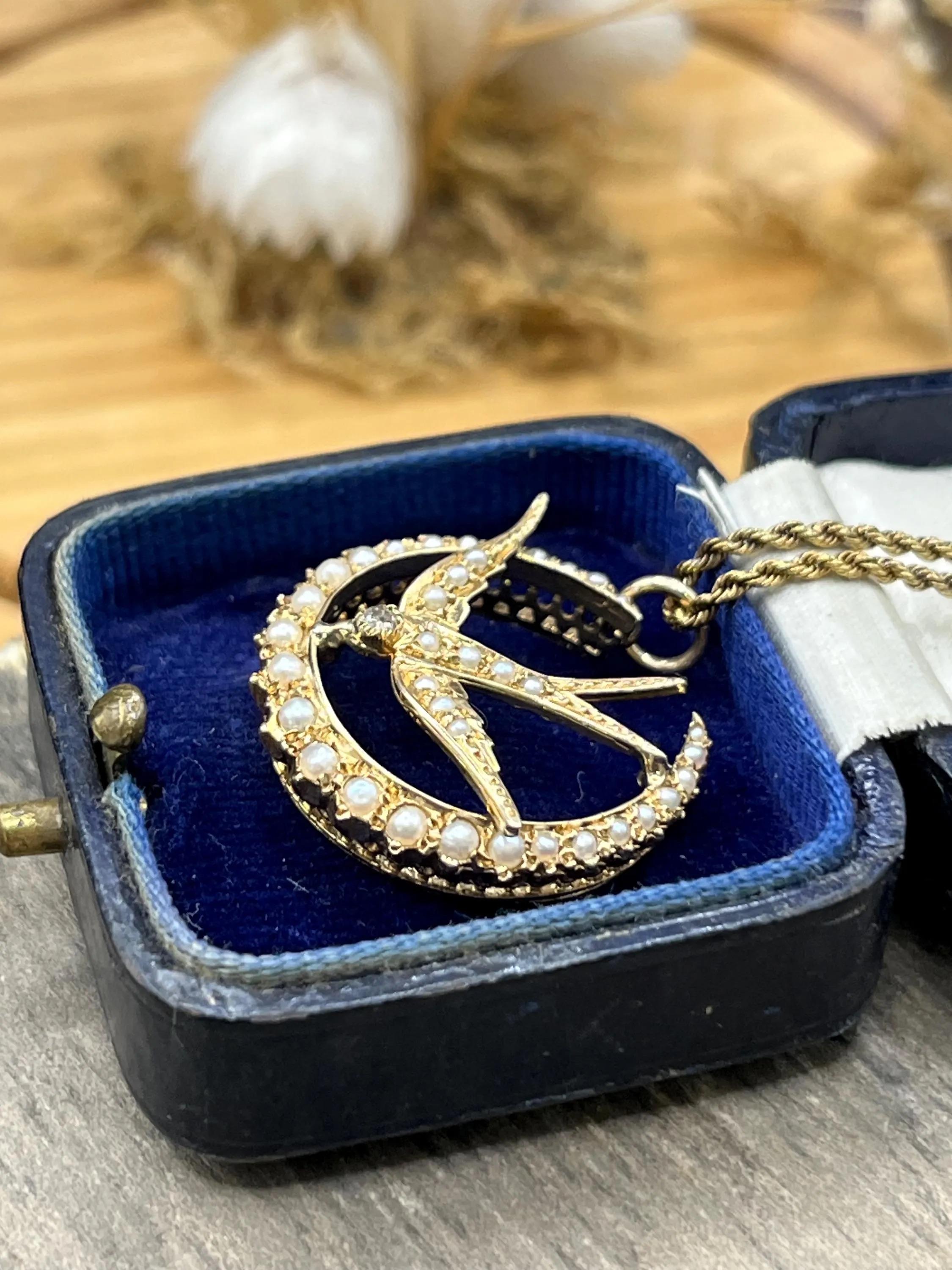 Pendentif ancien en or jaune 9ct, Edwardien, croissant de lune avec perles et hirondelle en vente 4