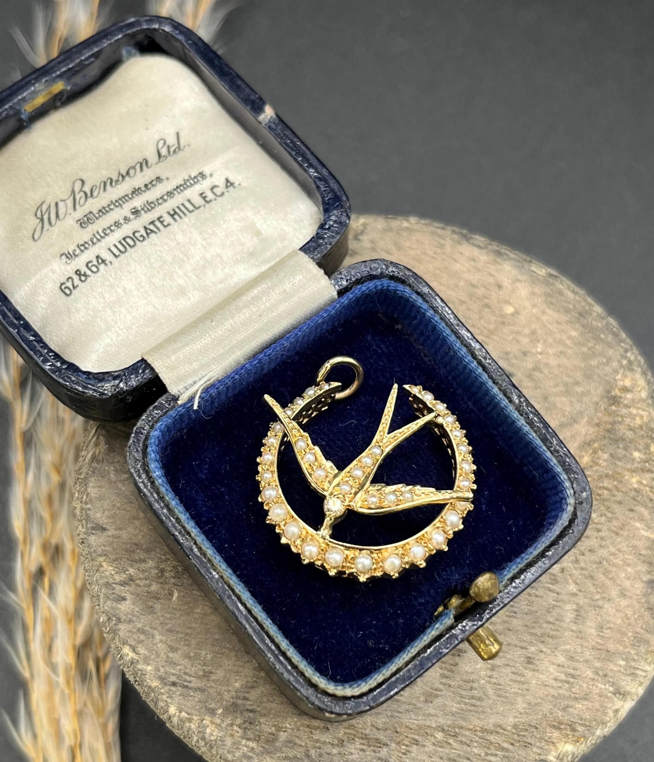 Pendentif ancien en or jaune 9ct, Edwardien, croissant de lune avec perles et hirondelle en vente 5