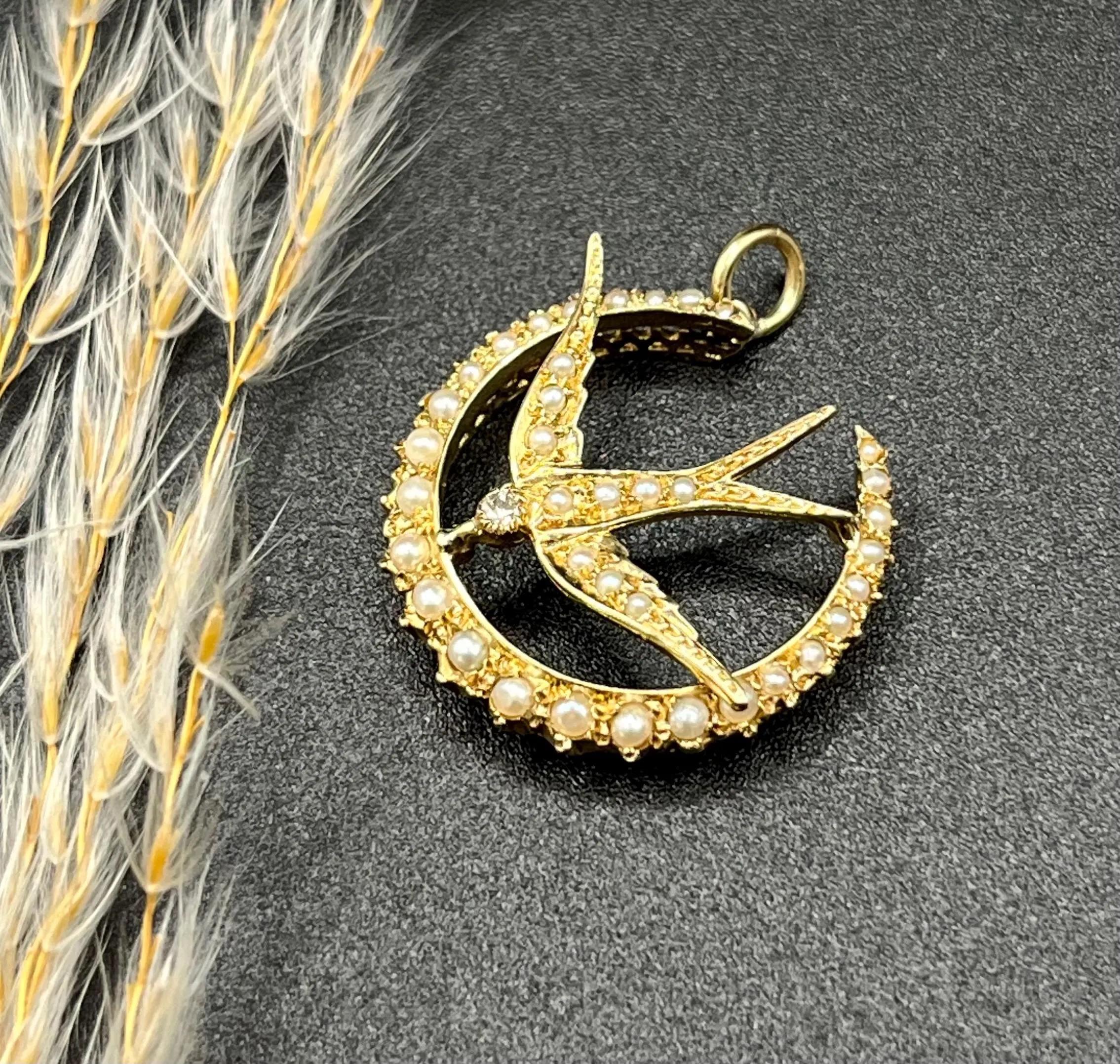 Édouardien Pendentif ancien en or jaune 9ct, Edwardien, croissant de lune avec perles et hirondelle en vente