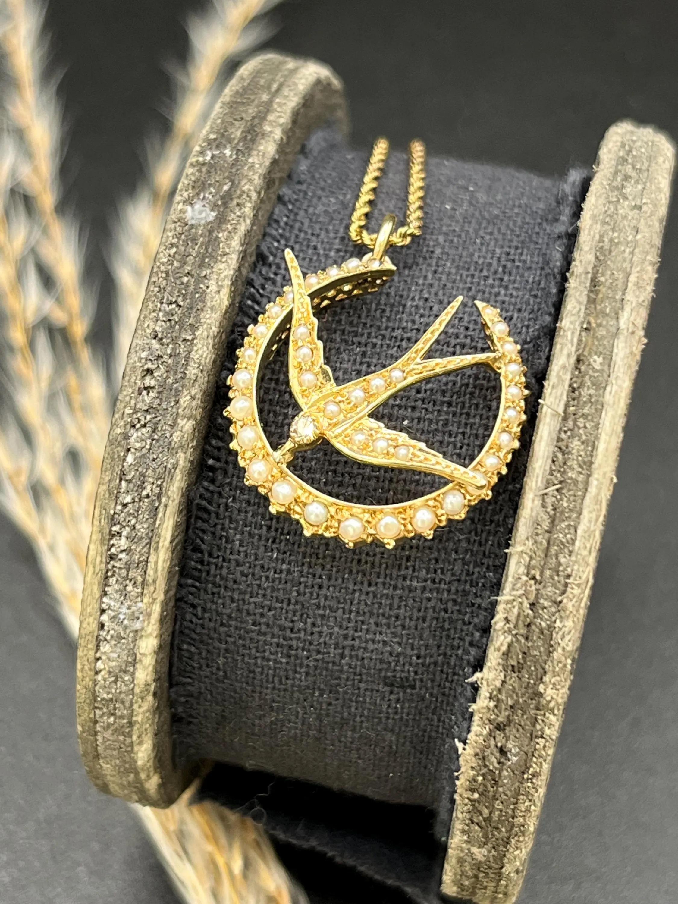 Taille ronde Pendentif ancien en or jaune 9ct, Edwardien, croissant de lune avec perles et hirondelle en vente
