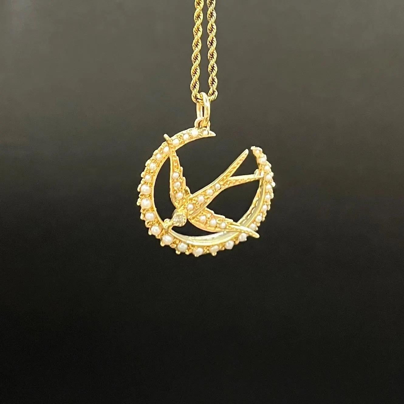 Pendentif ancien en or jaune 9ct, Edwardien, croissant de lune avec perles et hirondelle Bon état - En vente à Brighton, GB