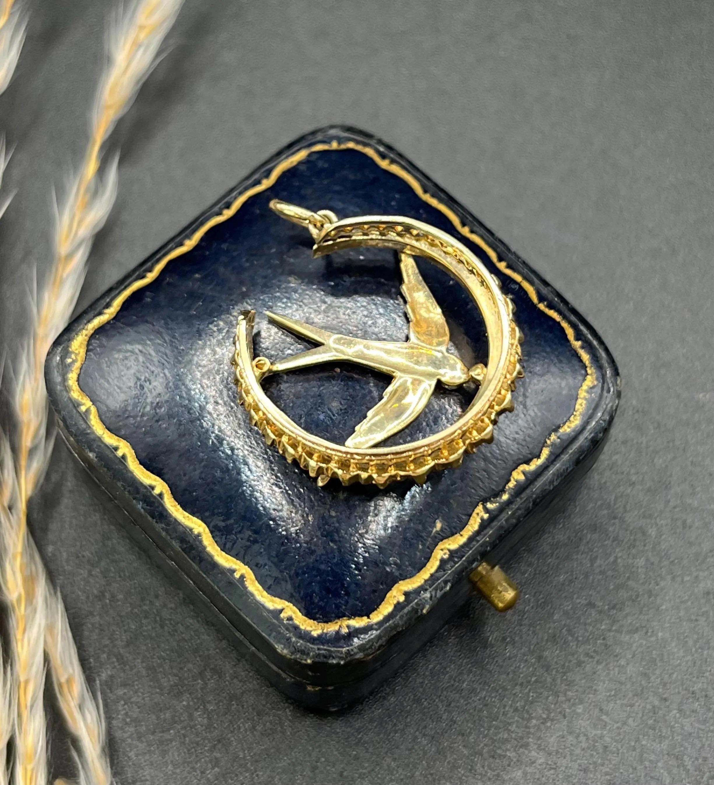 Pendentif ancien en or jaune 9ct, Edwardien, croissant de lune avec perles et hirondelle Unisexe en vente