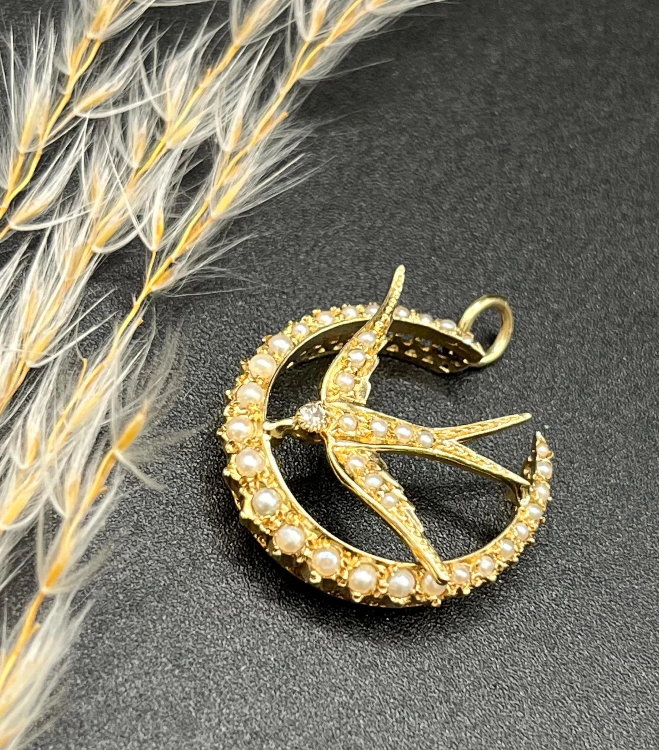 Pendentif ancien en or jaune 9ct, Edwardien, croissant de lune avec perles et hirondelle en vente 1