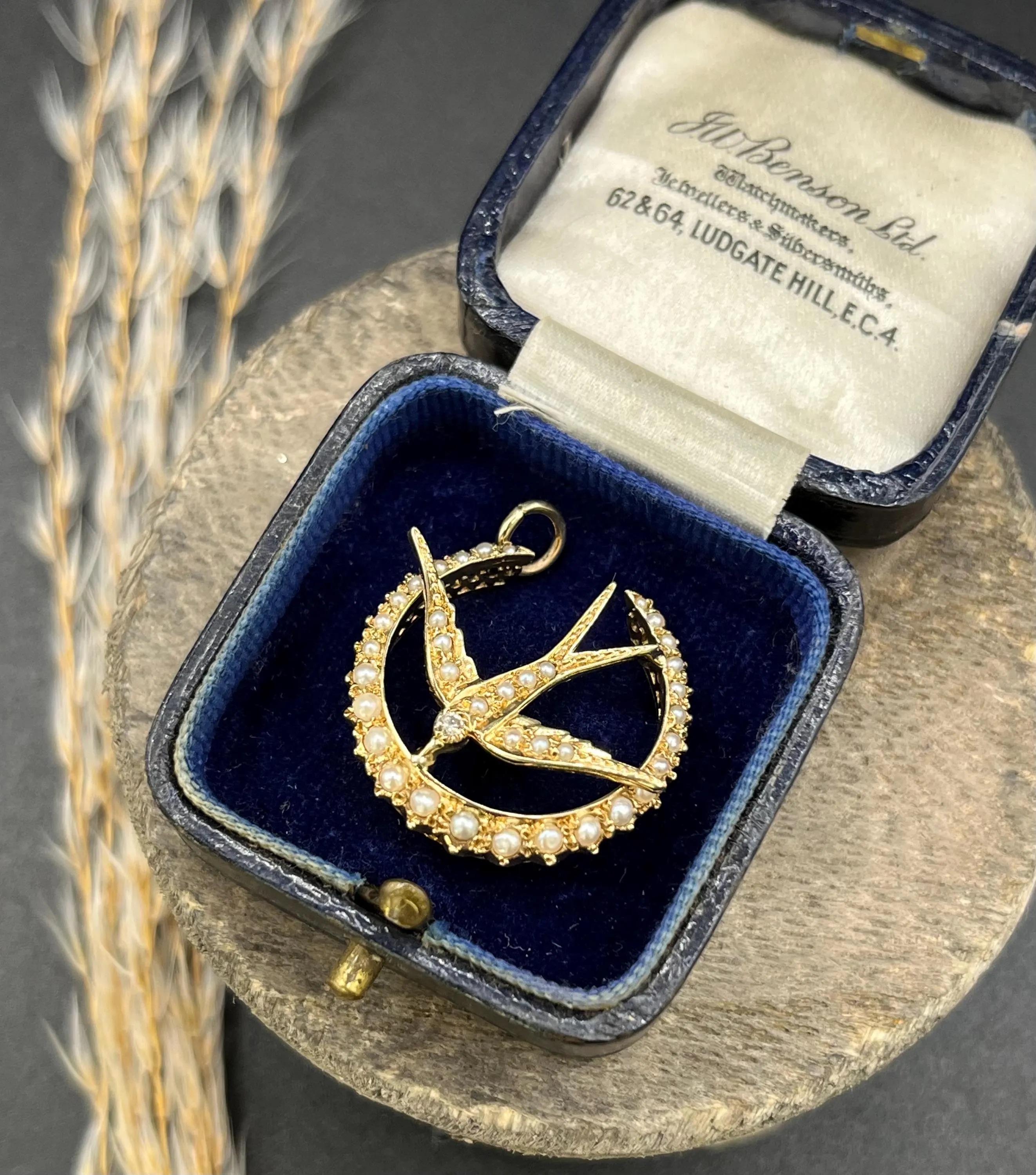 Pendentif ancien en or jaune 9ct, Edwardien, croissant de lune avec perles et hirondelle en vente 2