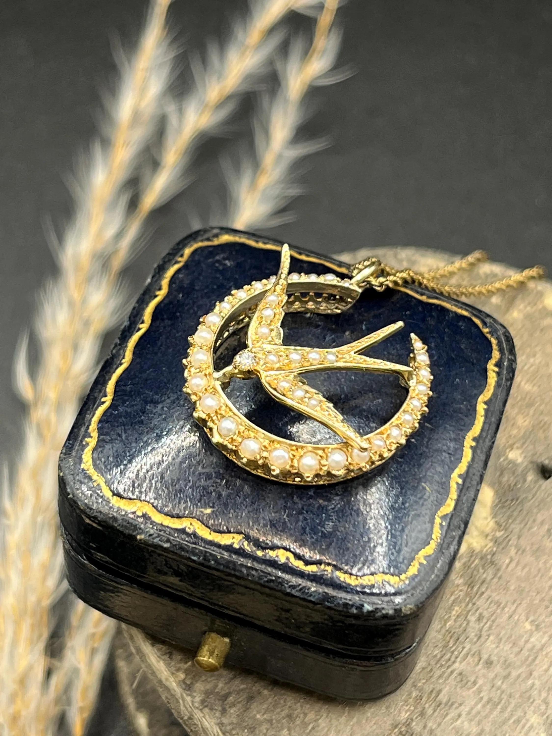 Pendentif ancien en or jaune 9ct, Edwardien, croissant de lune avec perles et hirondelle en vente 3