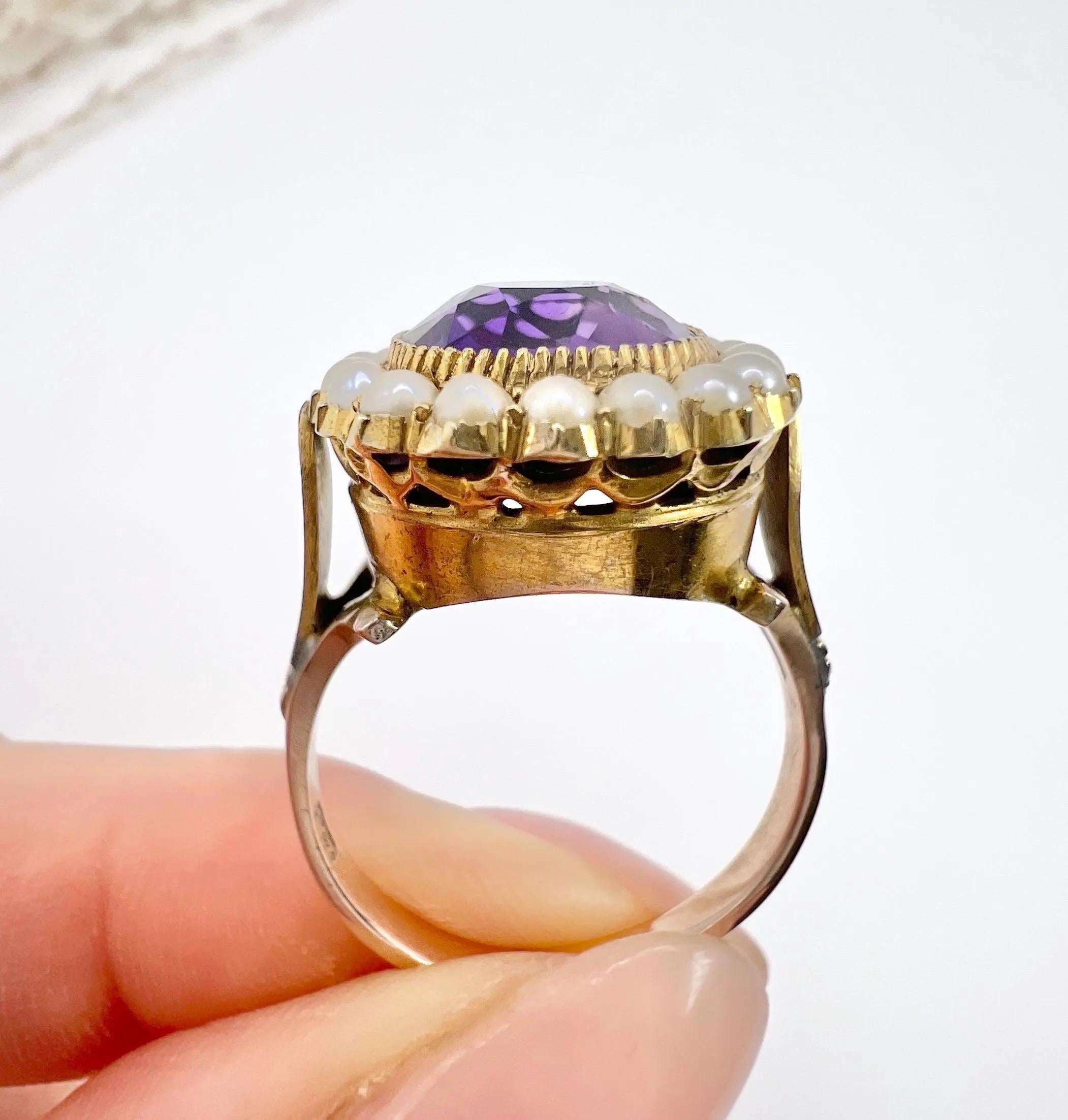 Antique 9ct Yellow Gold, Edwardian Round Amethyst & Seed Pearl Cluster Ring In Good Condition For Sale In Brighton, GB
