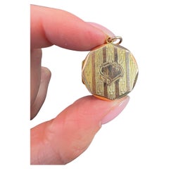 Antiguo medallón octogonal de oro amarillo de 9 ct, eduardiano a rayas