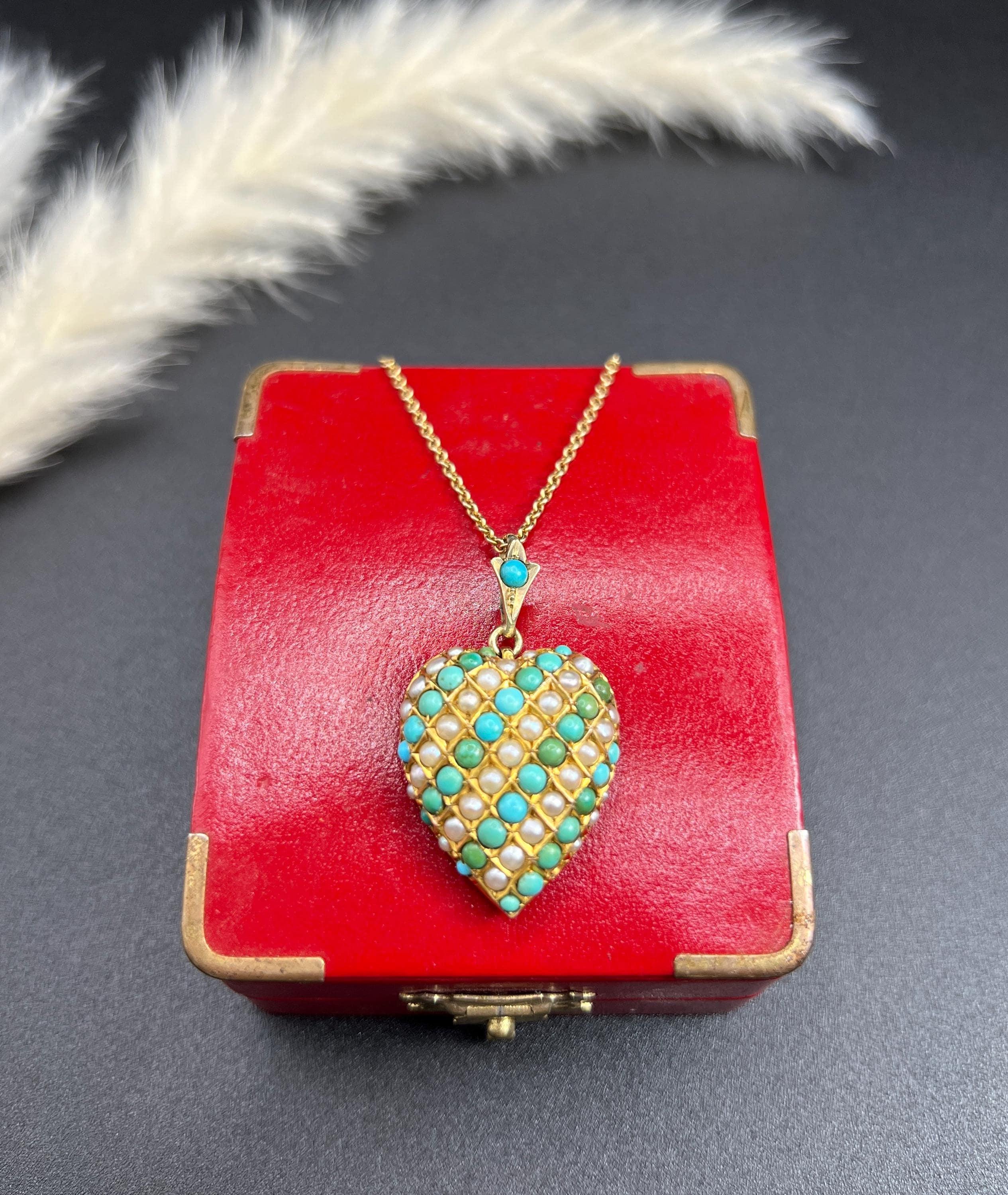 Antique Heart Locket

9ct Yellow Gold Tested

Circa 1900

*THE CHAIN IS SOLD SEPARATELY

This exquisite 9ct gold heart-shaped locket hails from the elegant Edwardian era, showcasing a stunning design that beautifully captures the charm of the