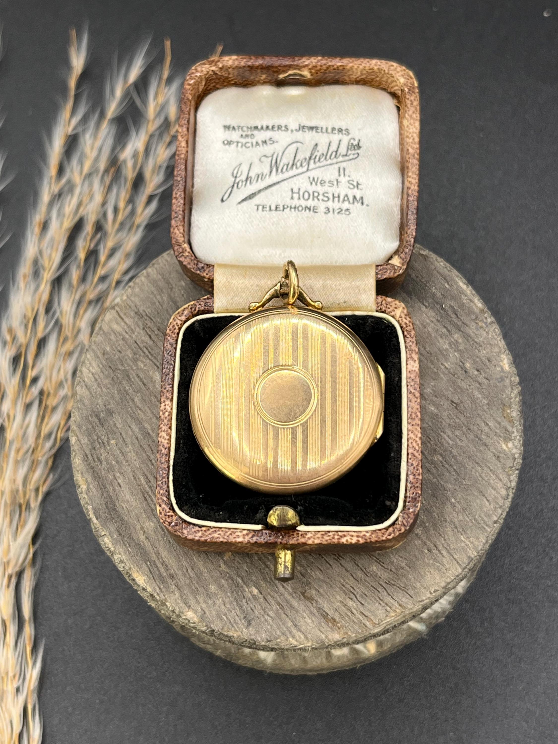 Antico medaglione rotondo inciso in oro giallo 9ct, con marchio Birmingham 1915 in vendita 6