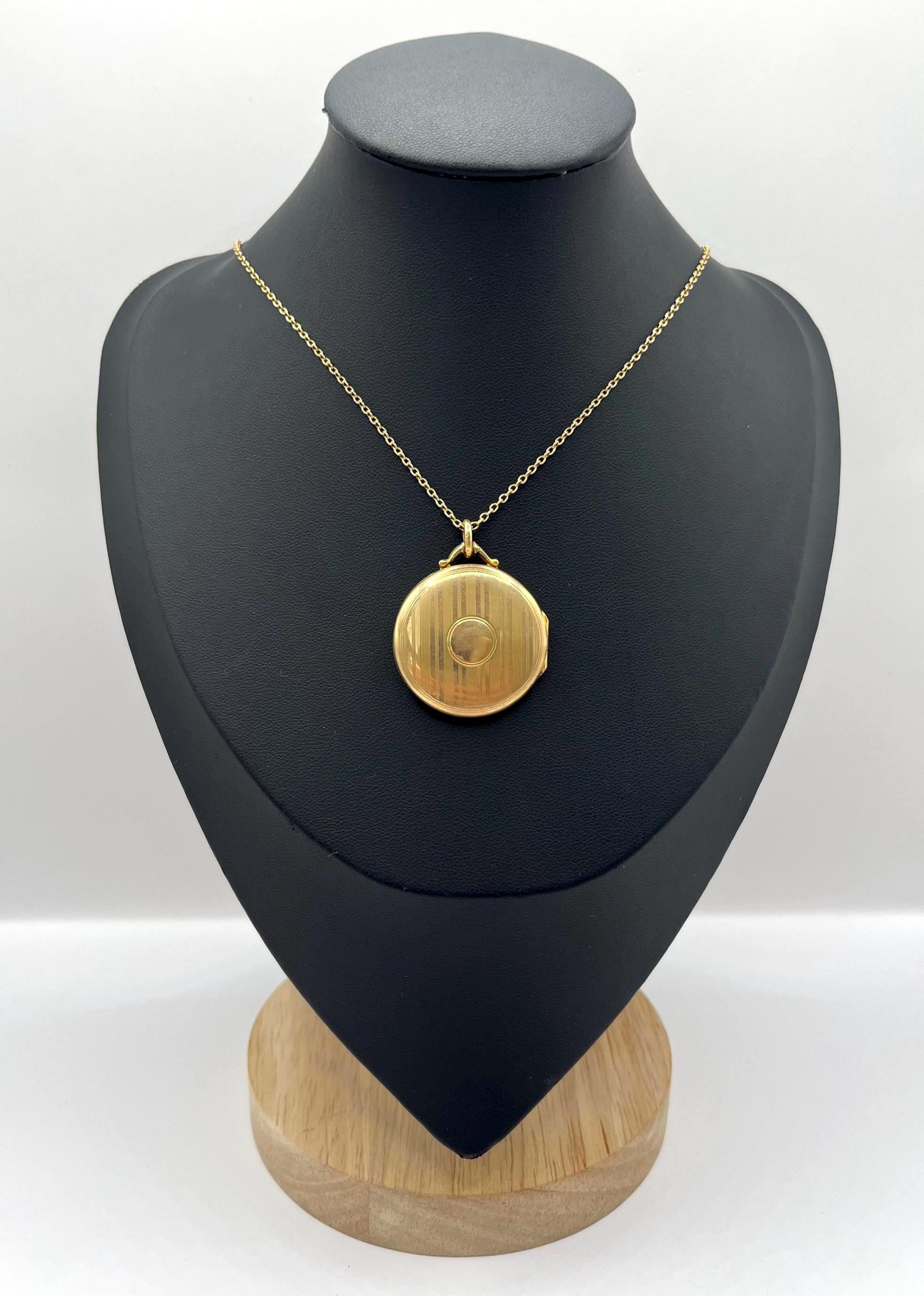 Medaglione in oro antico 

Oro giallo 9ct 

Marchio Birmingham 1915

Maker's Mark H.H.

*Si prega di notare che il medaglione è venduto senza catena, che è disponibile separatamente. 

Il medaglione è caratterizzato da un caratteristico motivo a