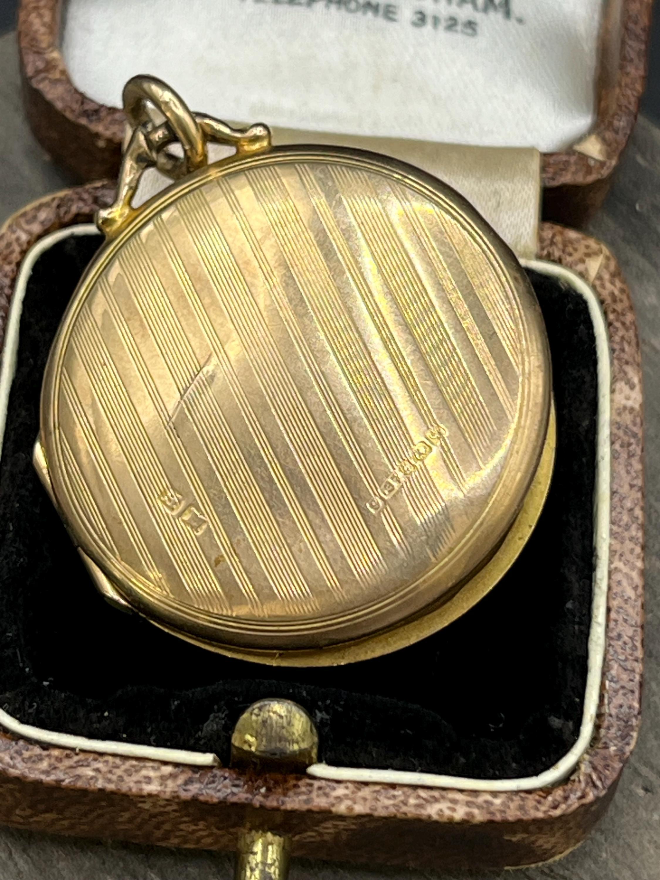 Antico medaglione rotondo inciso in oro giallo 9ct, con marchio Birmingham 1915 in vendita 1