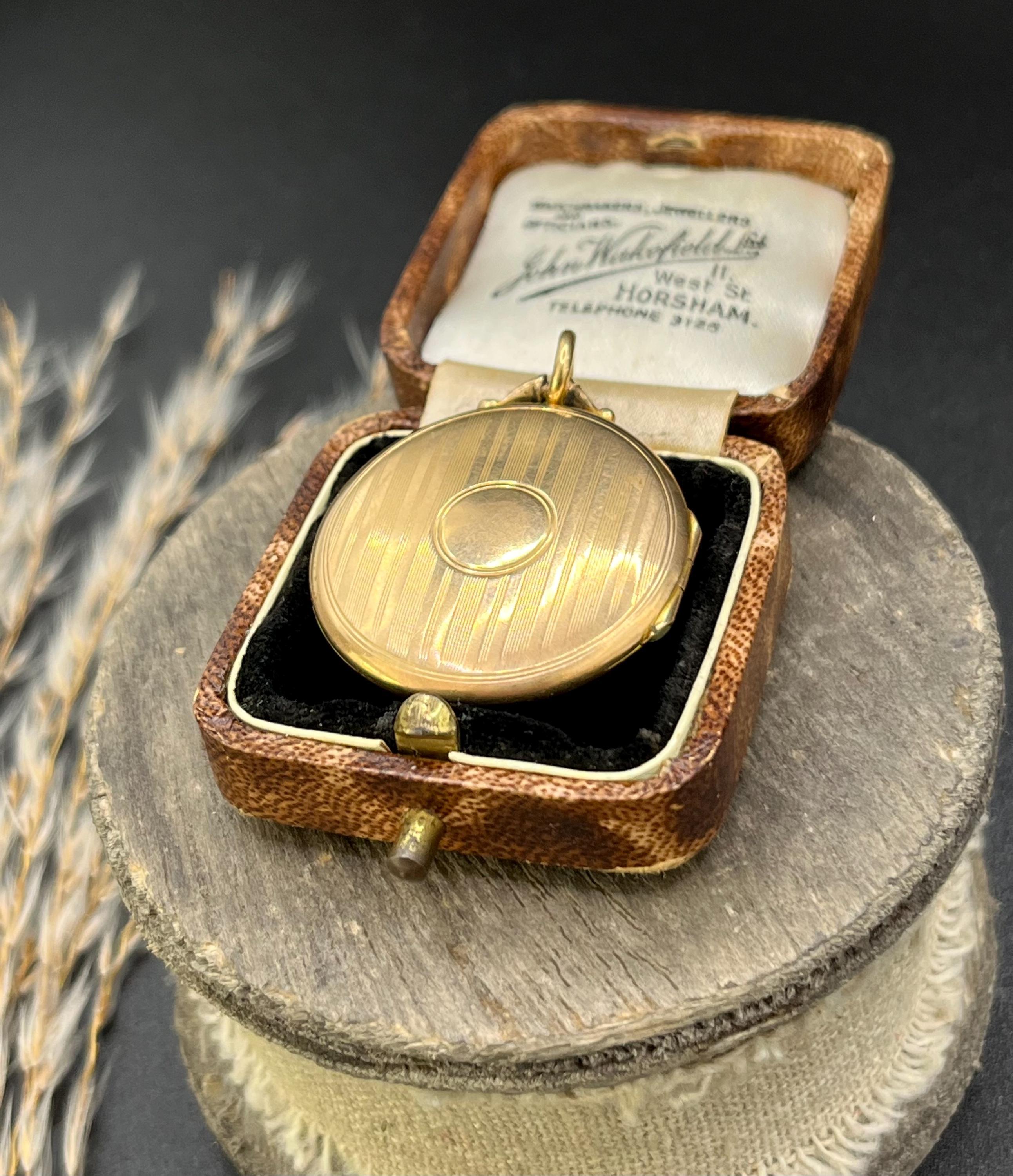 Antico medaglione rotondo inciso in oro giallo 9ct, con marchio Birmingham 1915 in vendita 2