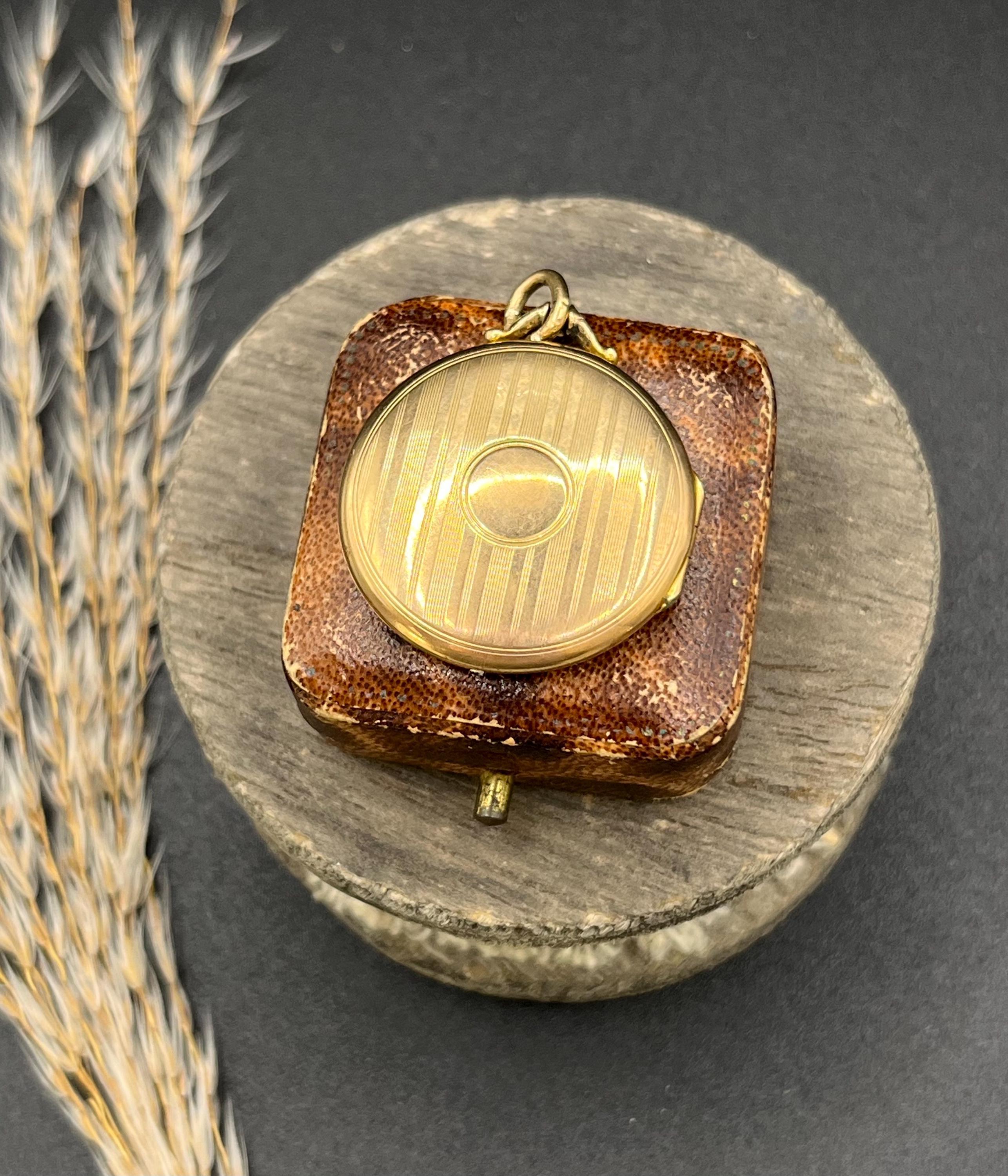 Antico medaglione rotondo inciso in oro giallo 9ct, con marchio Birmingham 1915 in vendita 3