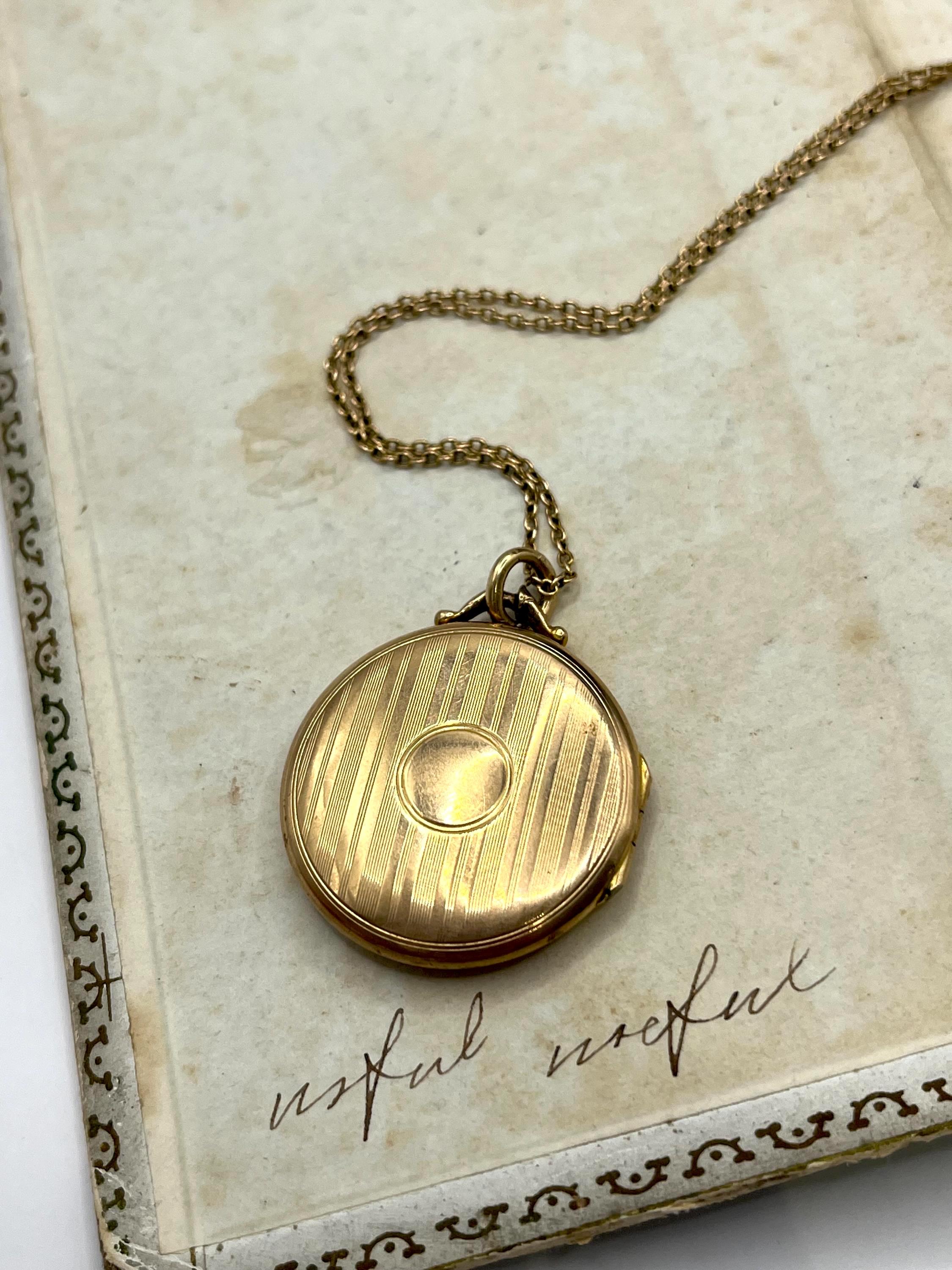 Antico medaglione rotondo inciso in oro giallo 9ct, con marchio Birmingham 1915 in vendita 4