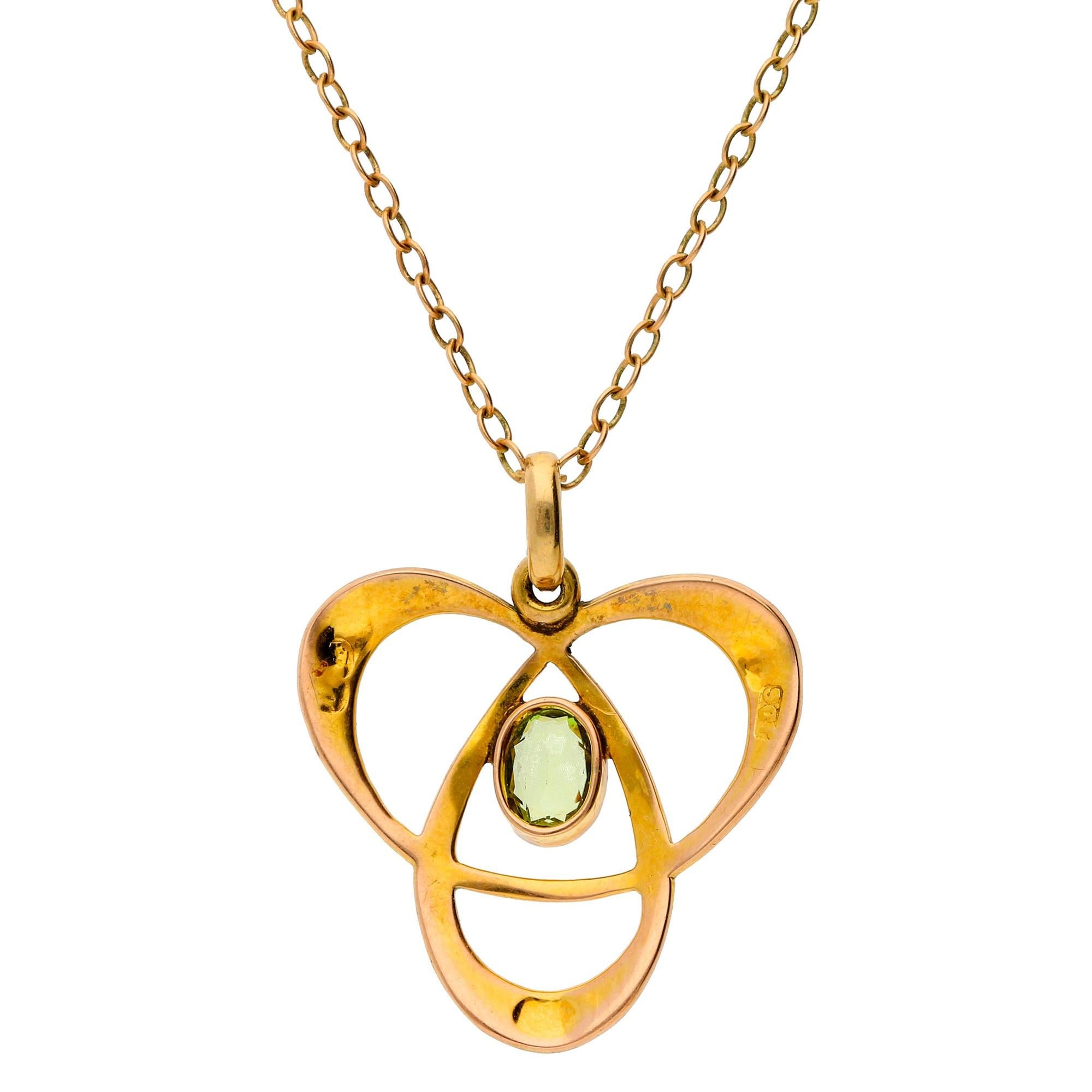 This beautiful early 20th century peridot pendant. The delicious peridot, with a striking scrolling curved surround, suspended from a classic trace chain.

A lovely gift of a August birthday, or simply a special occasion!

Paired with a lovely 9ct