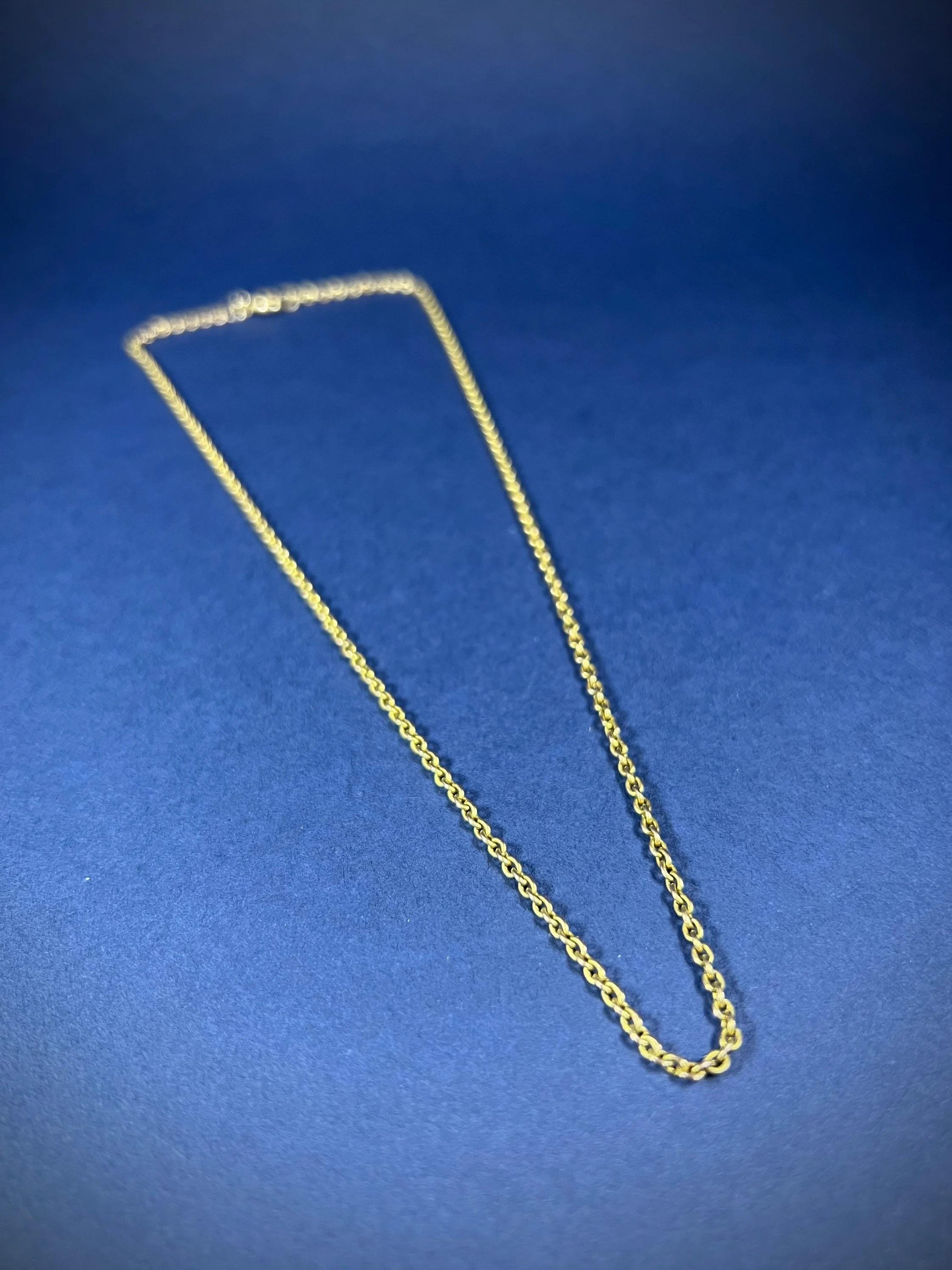 Chaîne en or antique

Or jaune 9ct - Estampillé sur l'anneau du boulon 

Circa 1910

Mesures approx :
Longueur 17 1/4 pouces 
Largeur 2mm

Poids 5,9 g 

Un complément parfait pour nos pendentifs en or jaune ! 

Tous nos articles sont soit des