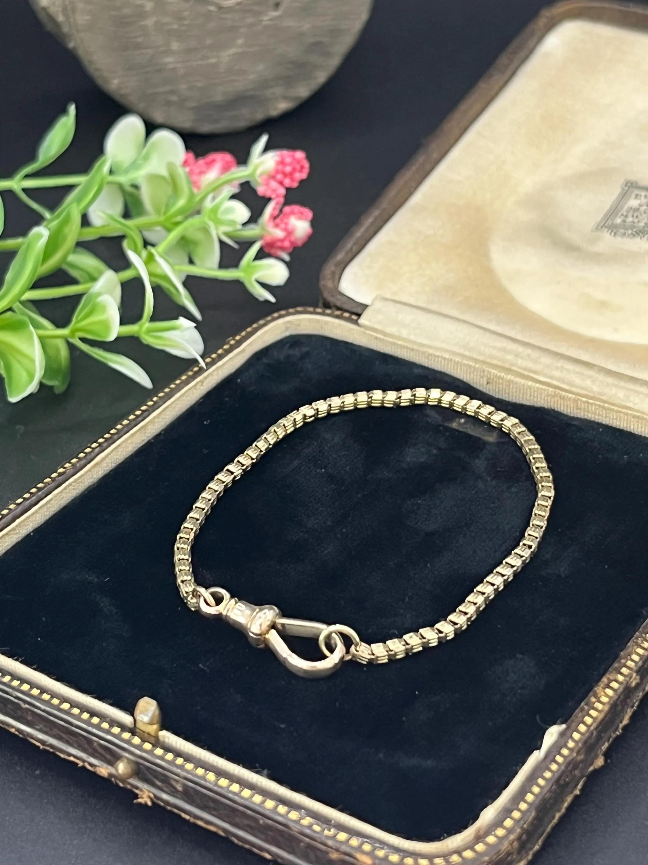 Antikes Fancy Box Gliederarmband 

9-Karat-Gold

CIRCA 1900

Dieses Armband aus 9-karätigem Gold verbindet zeitloses Design mit alltäglicher Raffinesse. Jedes quadratische Glied ist ein stilles Zeugnis der Handwerkskunst - elegant, robust und
