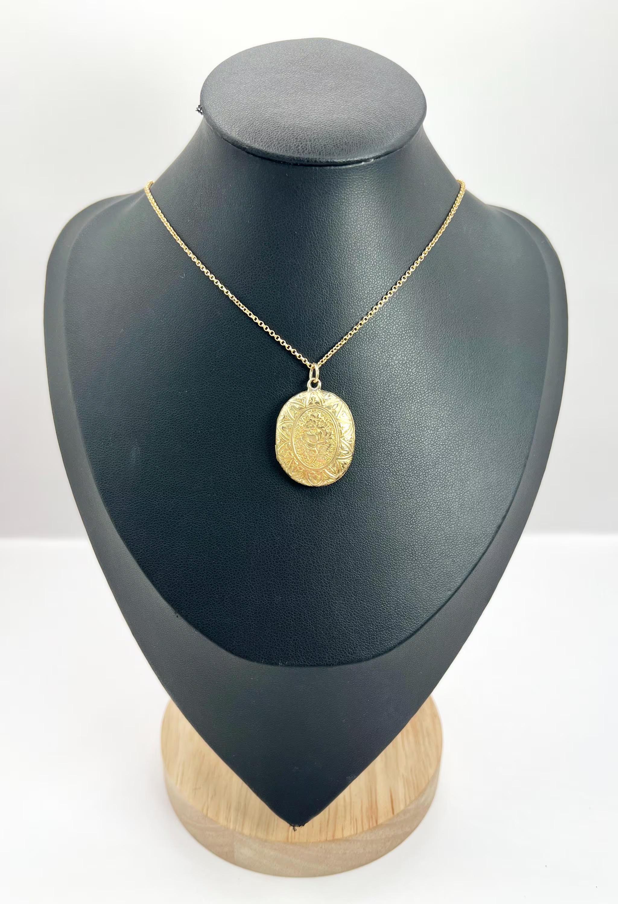 Antique 9ct Yellow Gold, Victorian Floral Engraved Peony Oval Locket In Good Condition For Sale In Brighton, GB