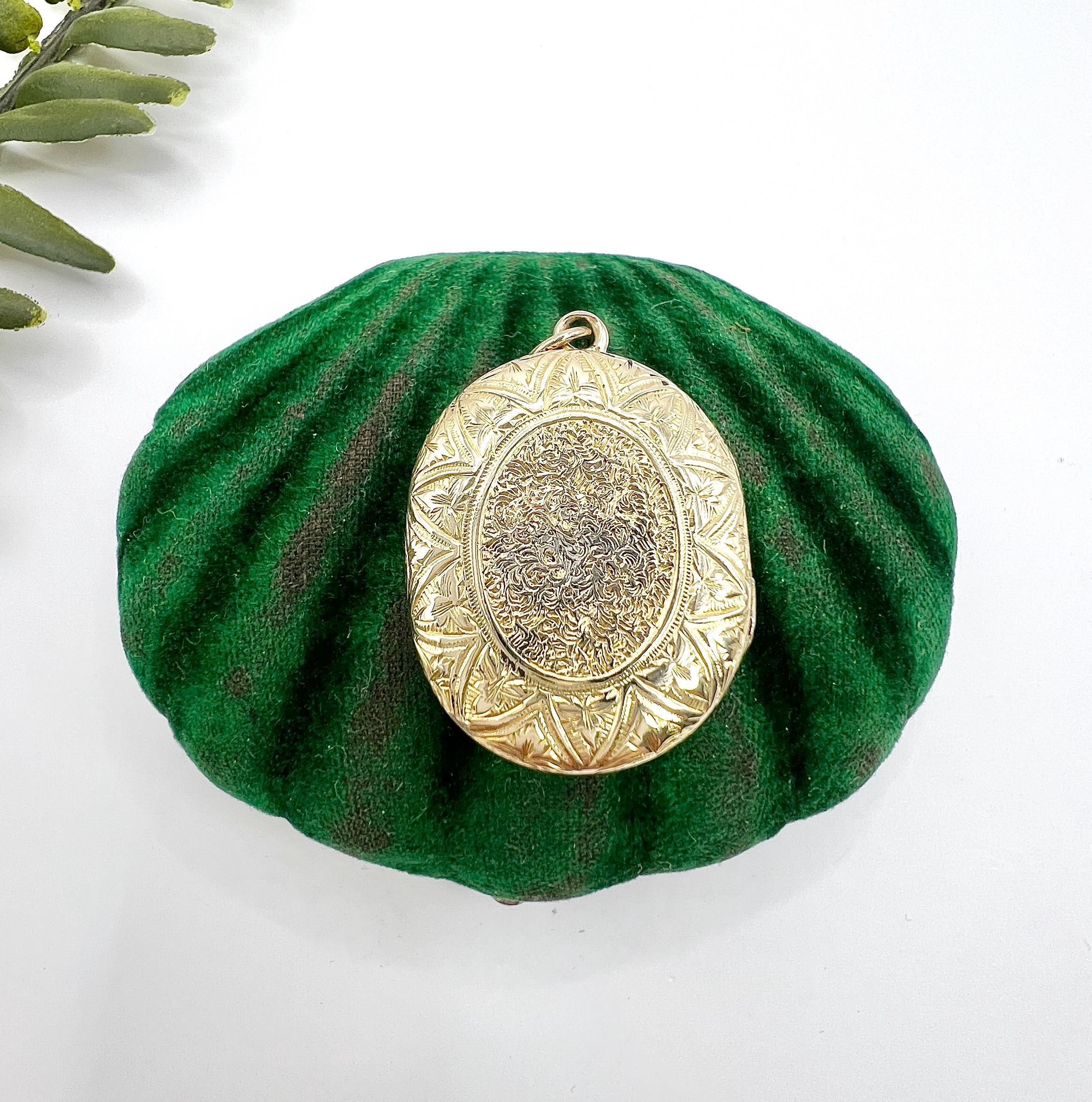 Antique 9ct Yellow Gold, Victorian Floral Engraved Peony Oval Locket For Sale 1
