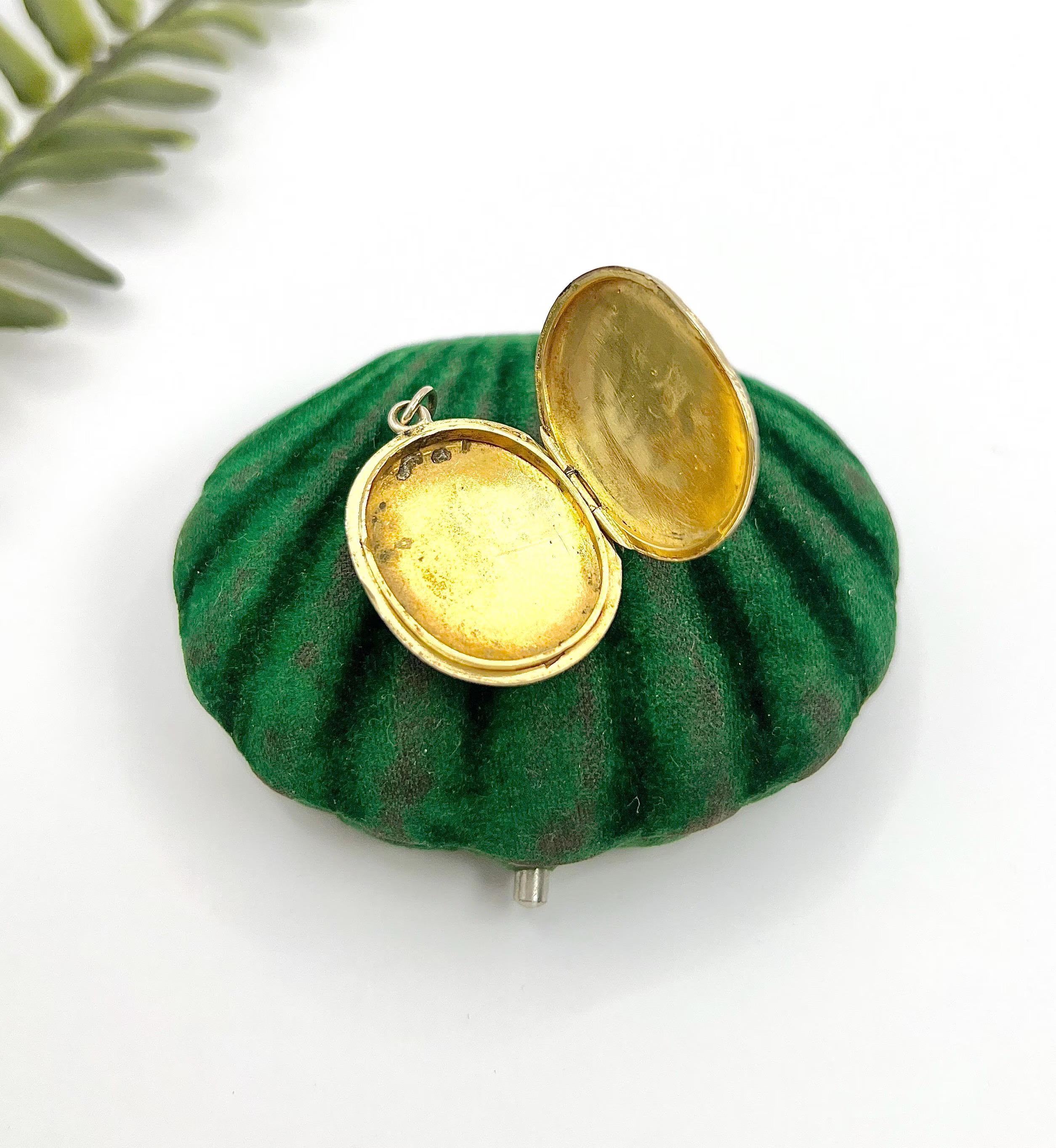 Antique 9ct Yellow Gold, Victorian Floral Engraved Peony Oval Locket For Sale 2